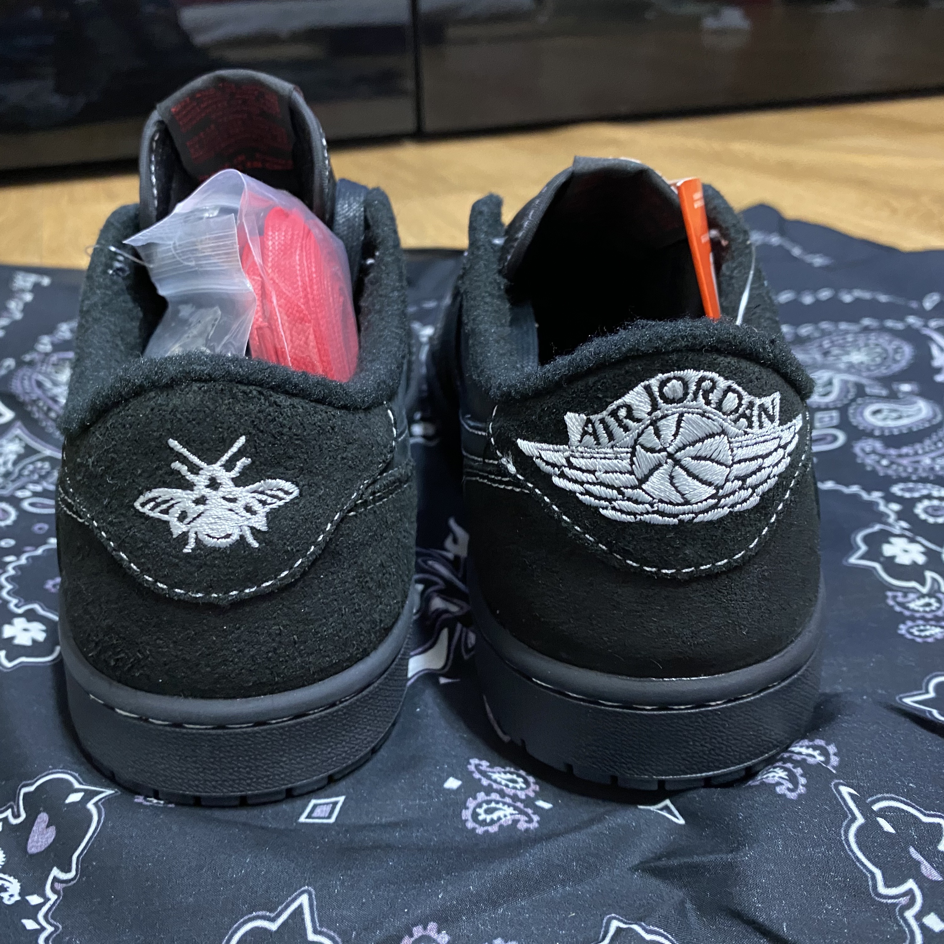 Jordan 1 x Travis Scott Retro Low OG SP Black Phantom 착용 스타일 - 3
