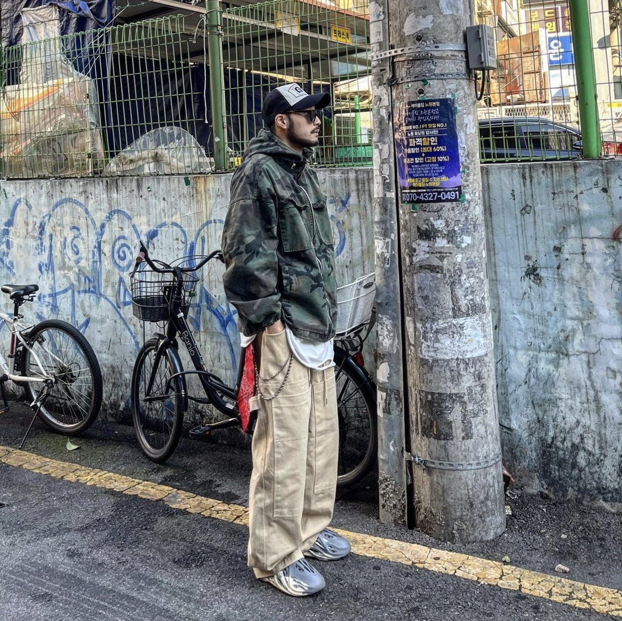 Adidas Yeezy Foam RNNR MXT Moon Gray 착용 스타일 - 3