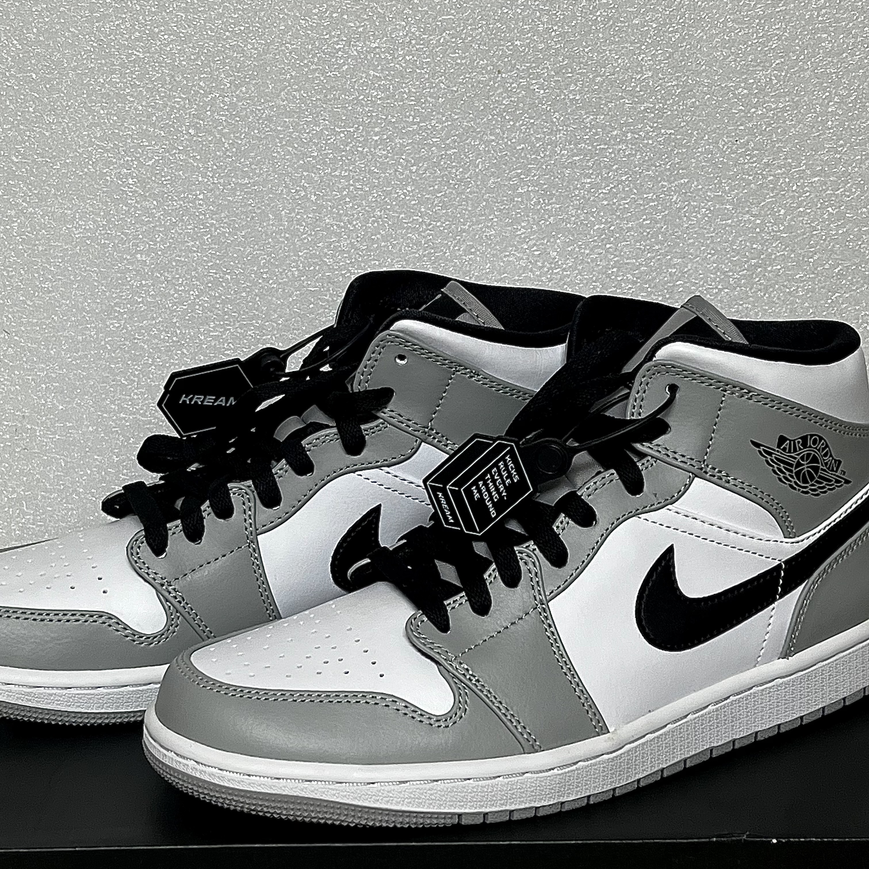 Jordan 1 Mid Light Smoke Grey 착용 스타일