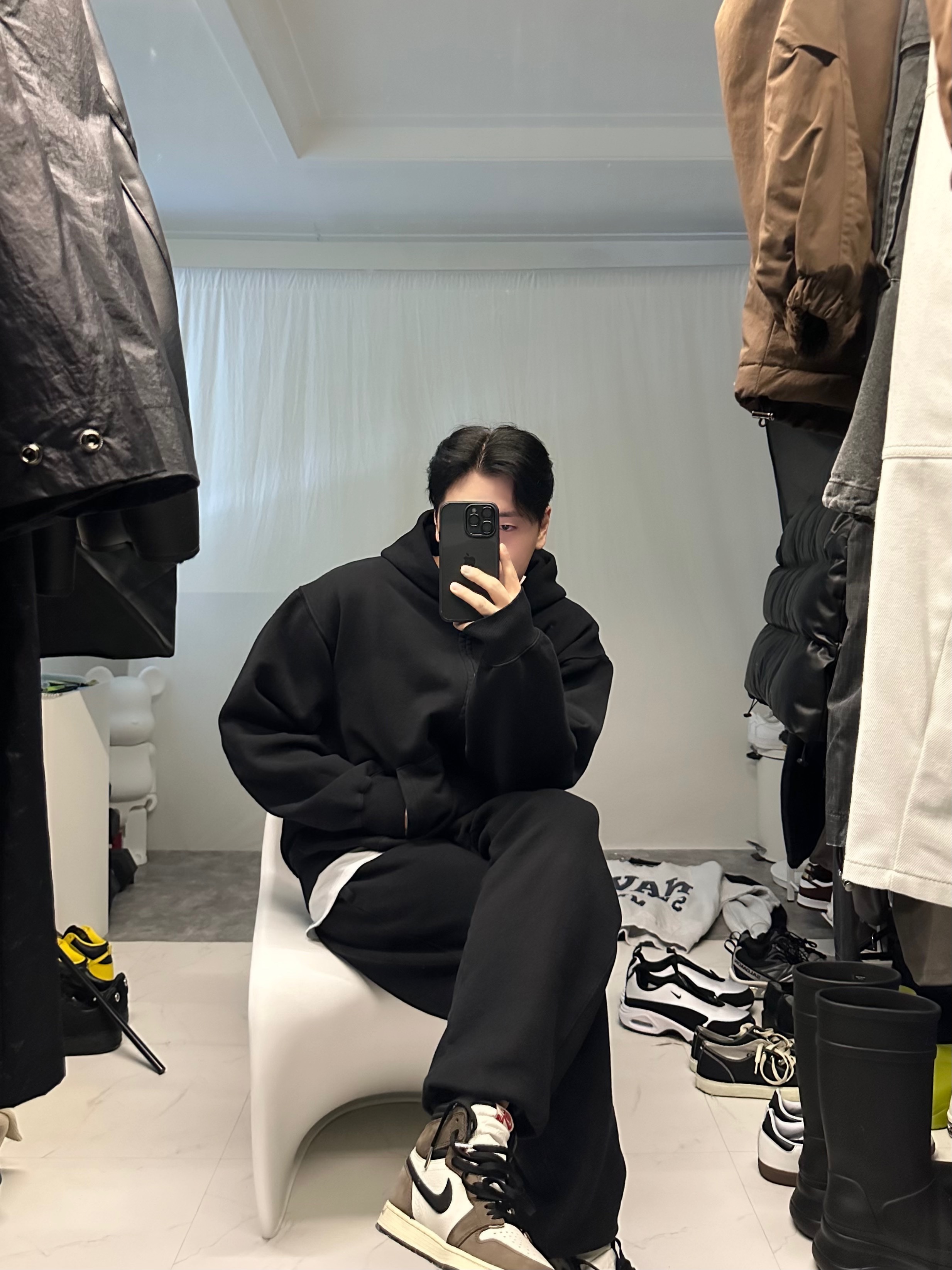 Jordan 1 x Travis Scott Retro High OG SP Mocha 착용 스타일 - 3