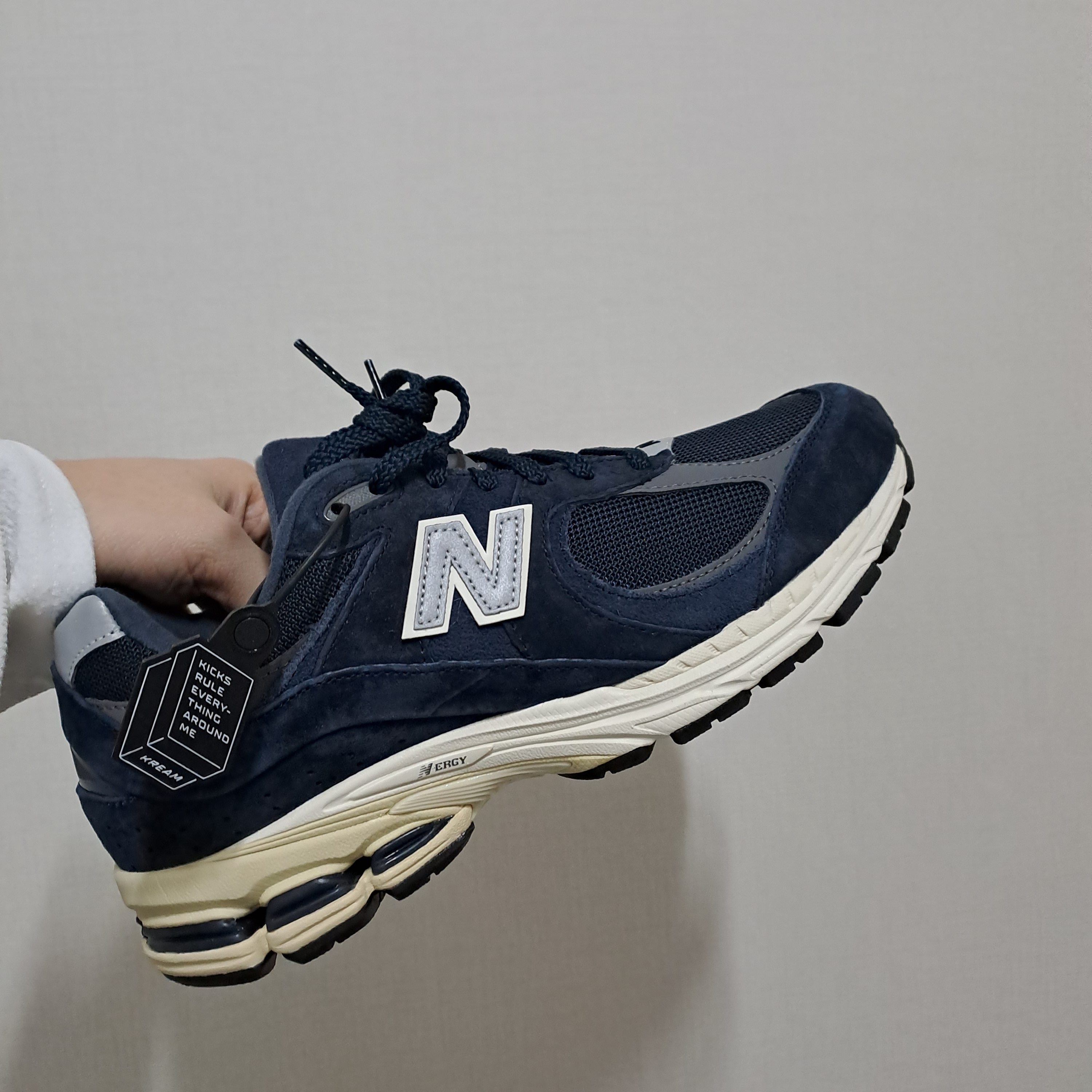 New Balance 2002R Eclipse Castlerock 착용 스타일 - 3