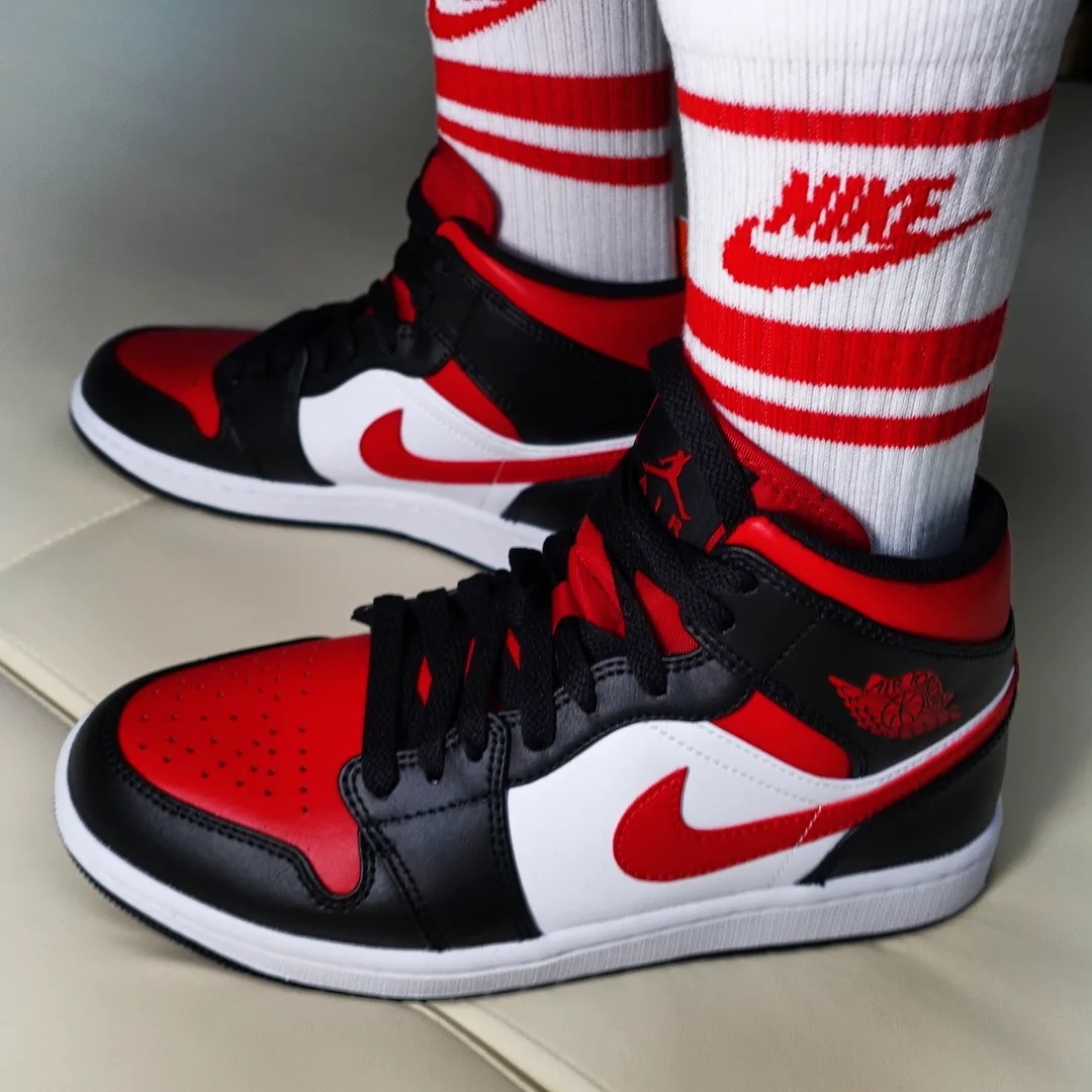 Jordan 1 Mid Black Fire Red 착용 스타일 - 5