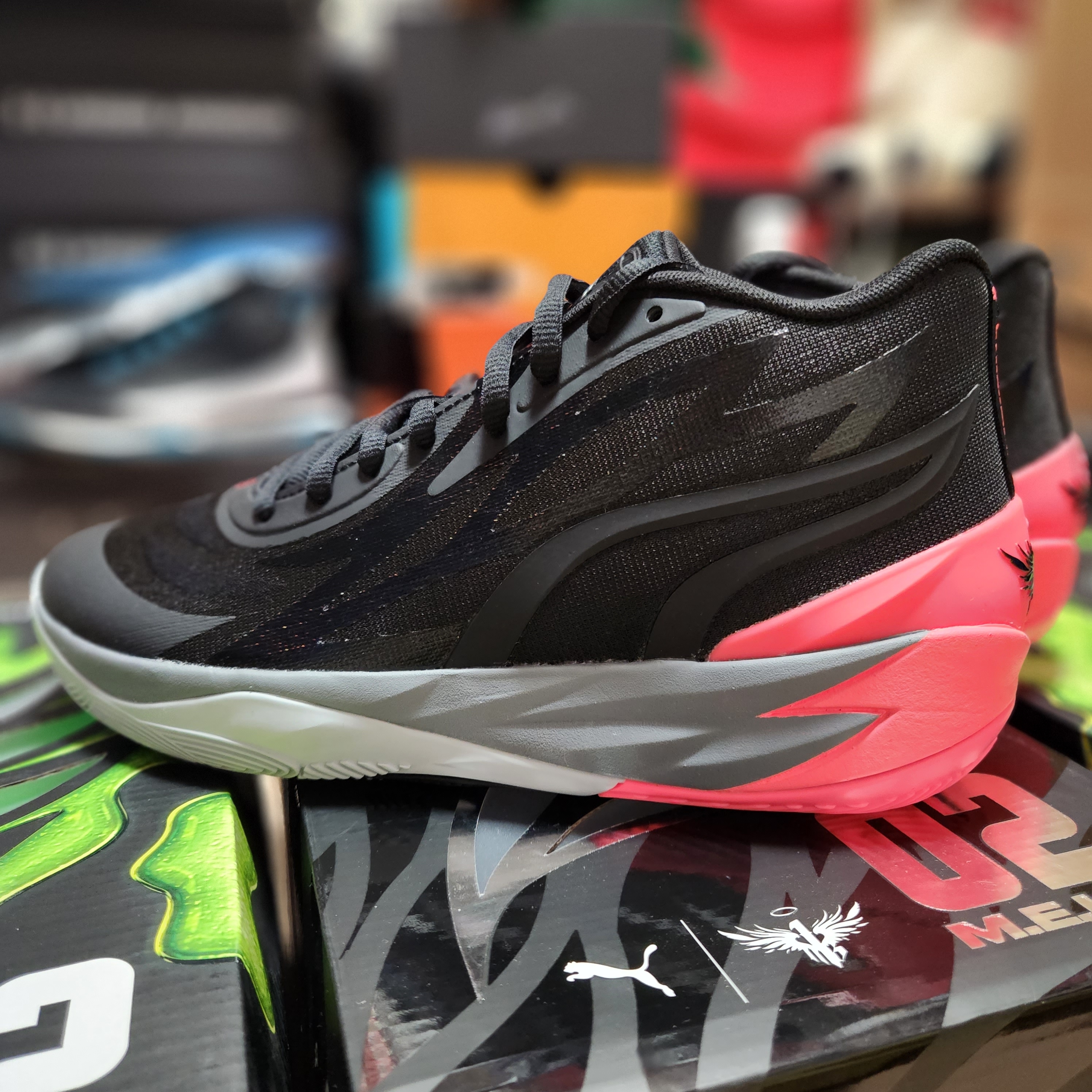 Puma MB.02 Lamelo Ball Fluro Green Lime Squeeze, Puma MB.02 Lamelo Ball Black Blue Atoll 착용 스타일 - 2