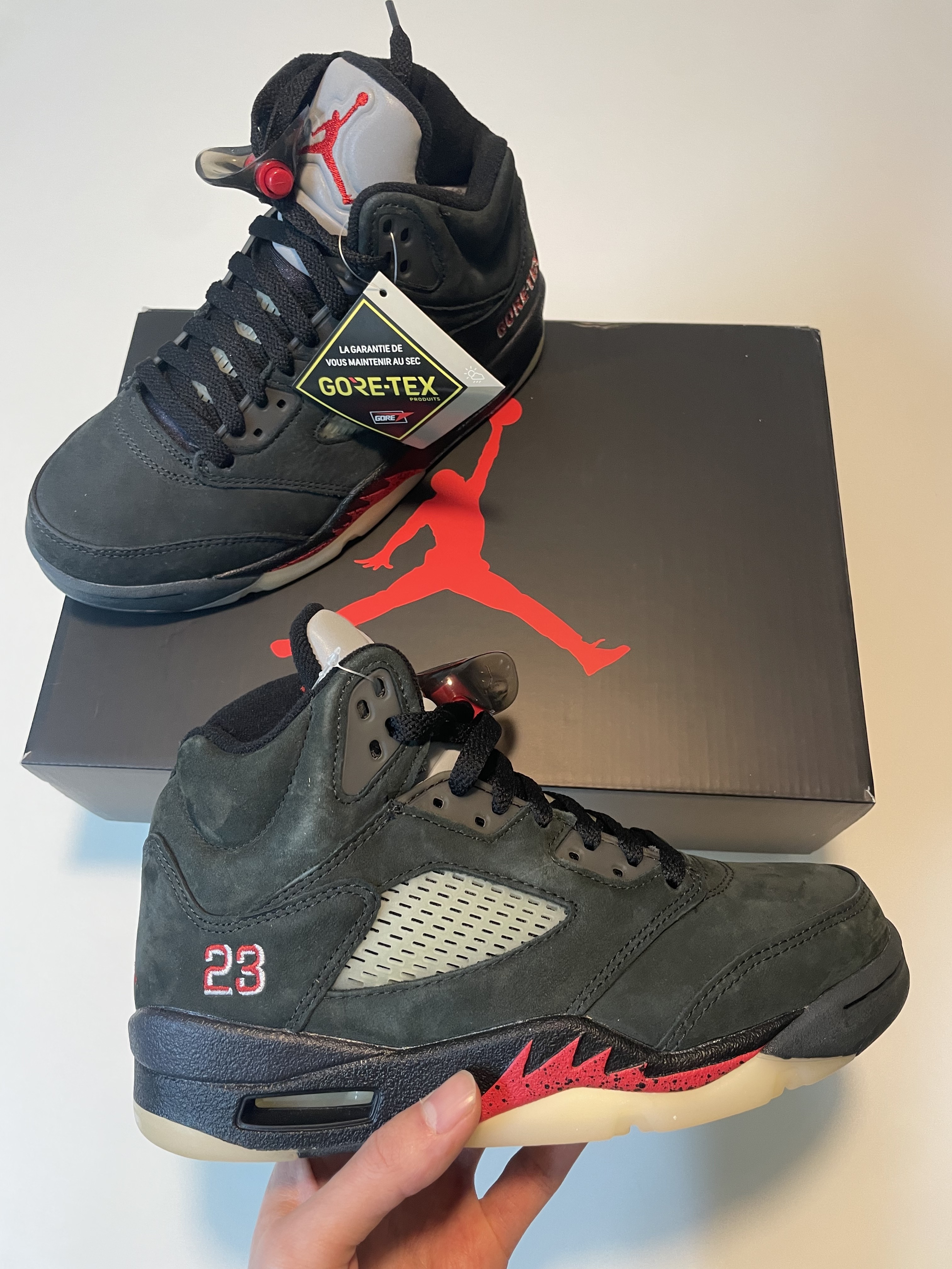 (W) Jordan 5 Retro Gore-Tex Off Noir Fire Red 착용 스타일