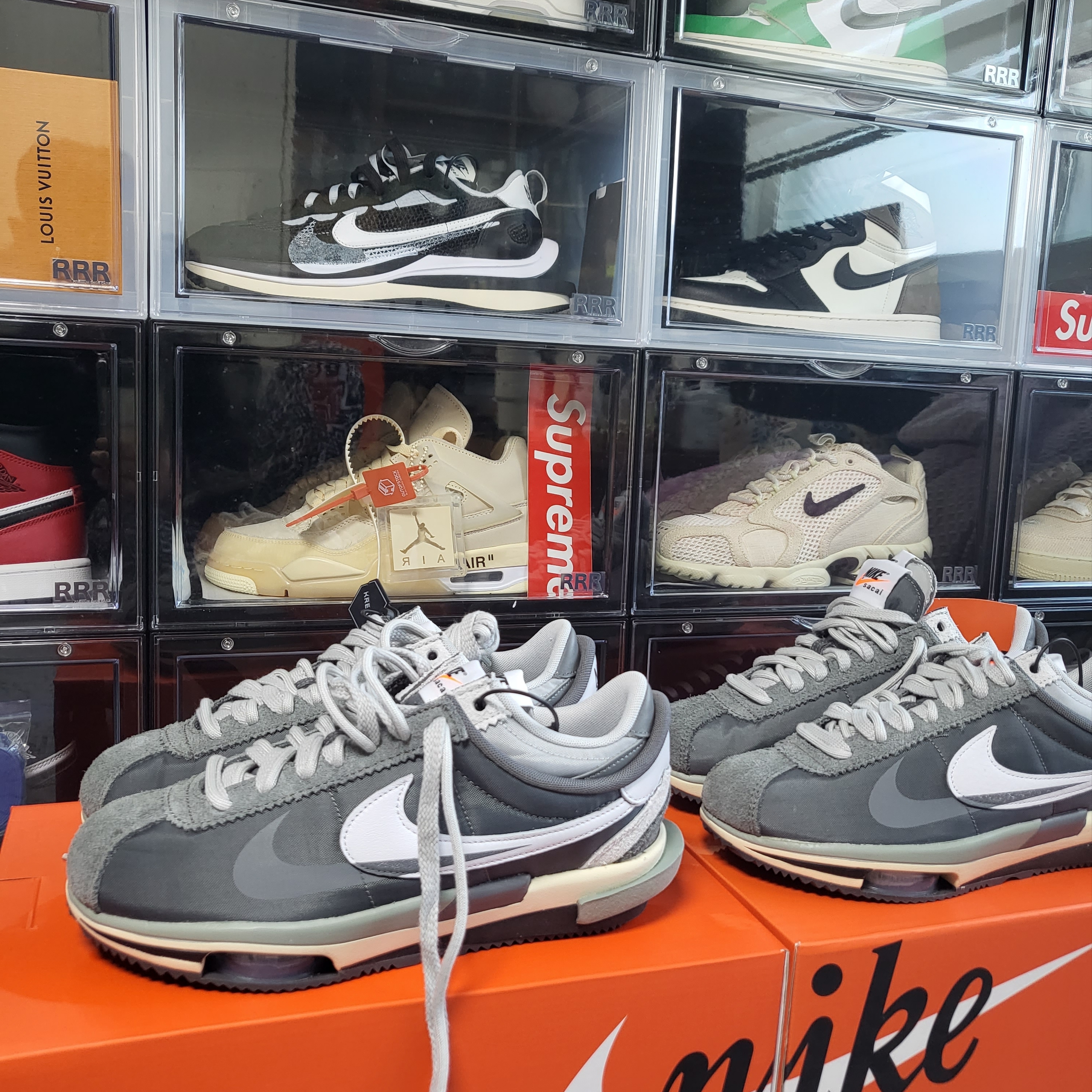Nike x Sacai Zoom Cortez SP Iron Grey, (W) Jordan 4 x Off-White Retro SP Sail 착용 스타일 - 1