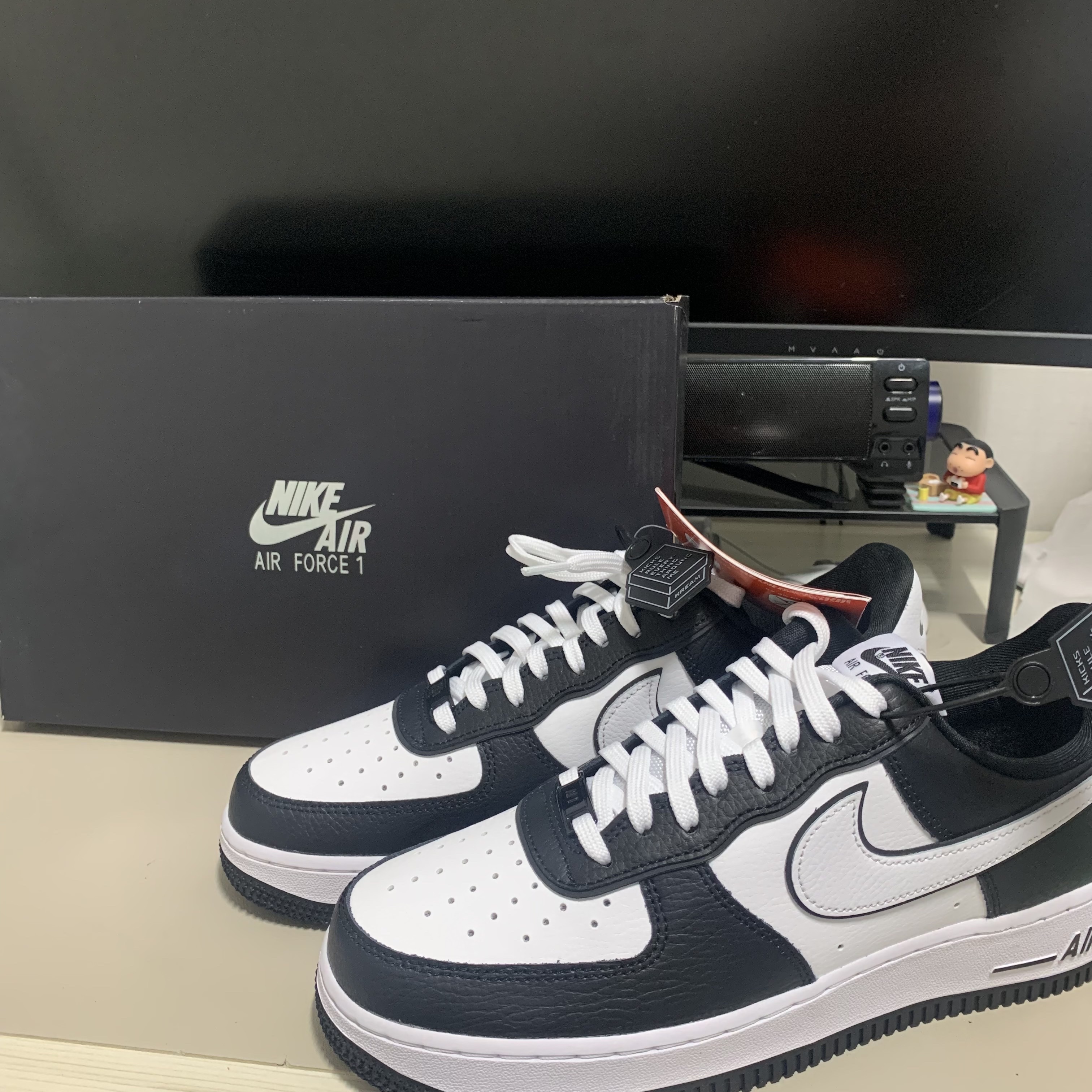 Nike Air Force 1 '07 LV8 White Black 착용 스타일