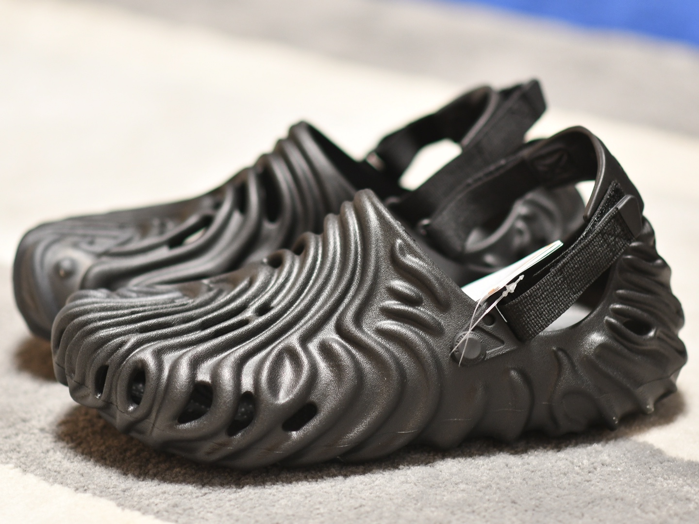 Crocs x Salehe Bembury Pollex Clog Sasquatch 착용 스타일