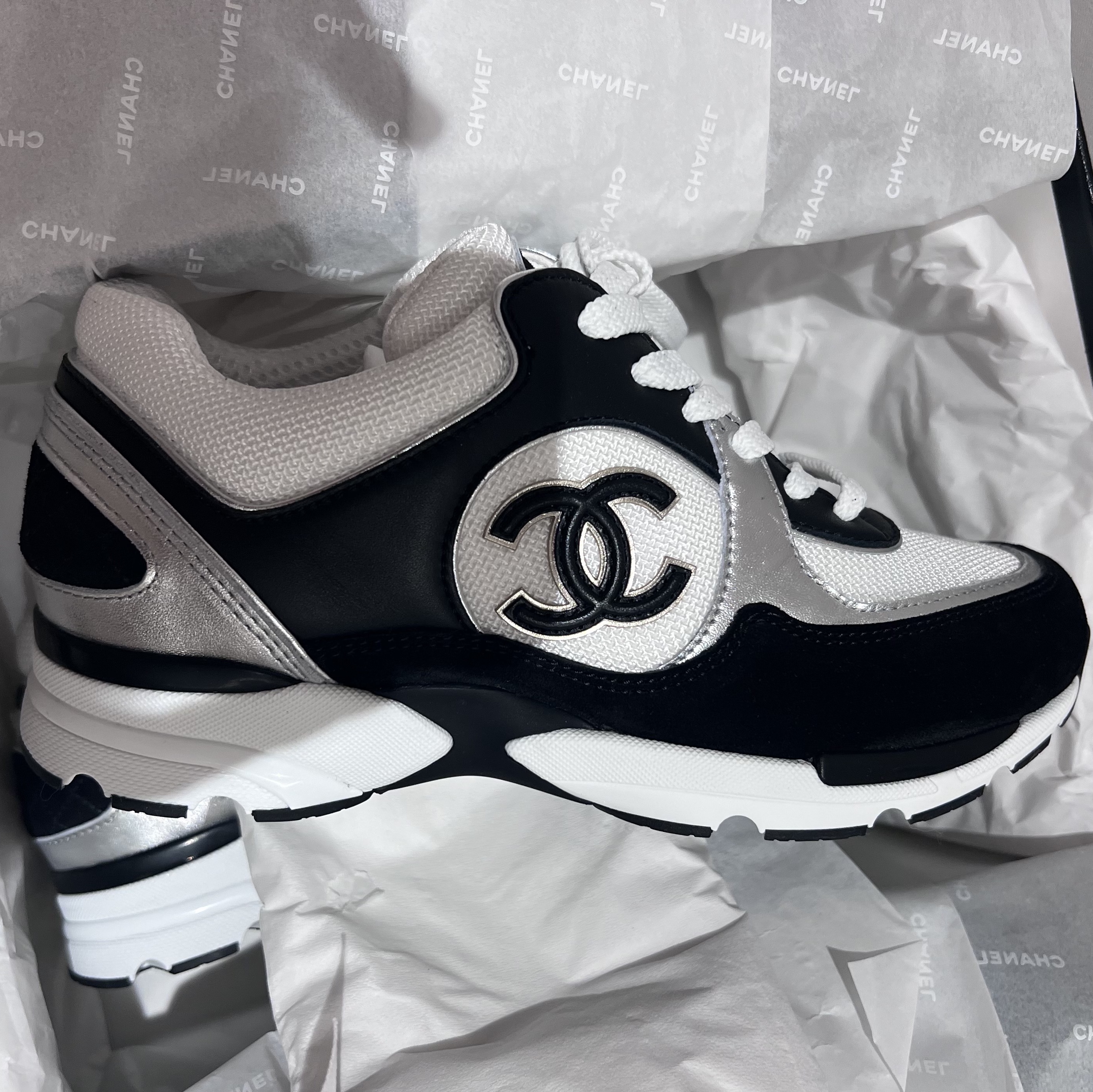 (W) Chanel Sneakers Calfskin Fabric & Black White Silver 착용 스타일