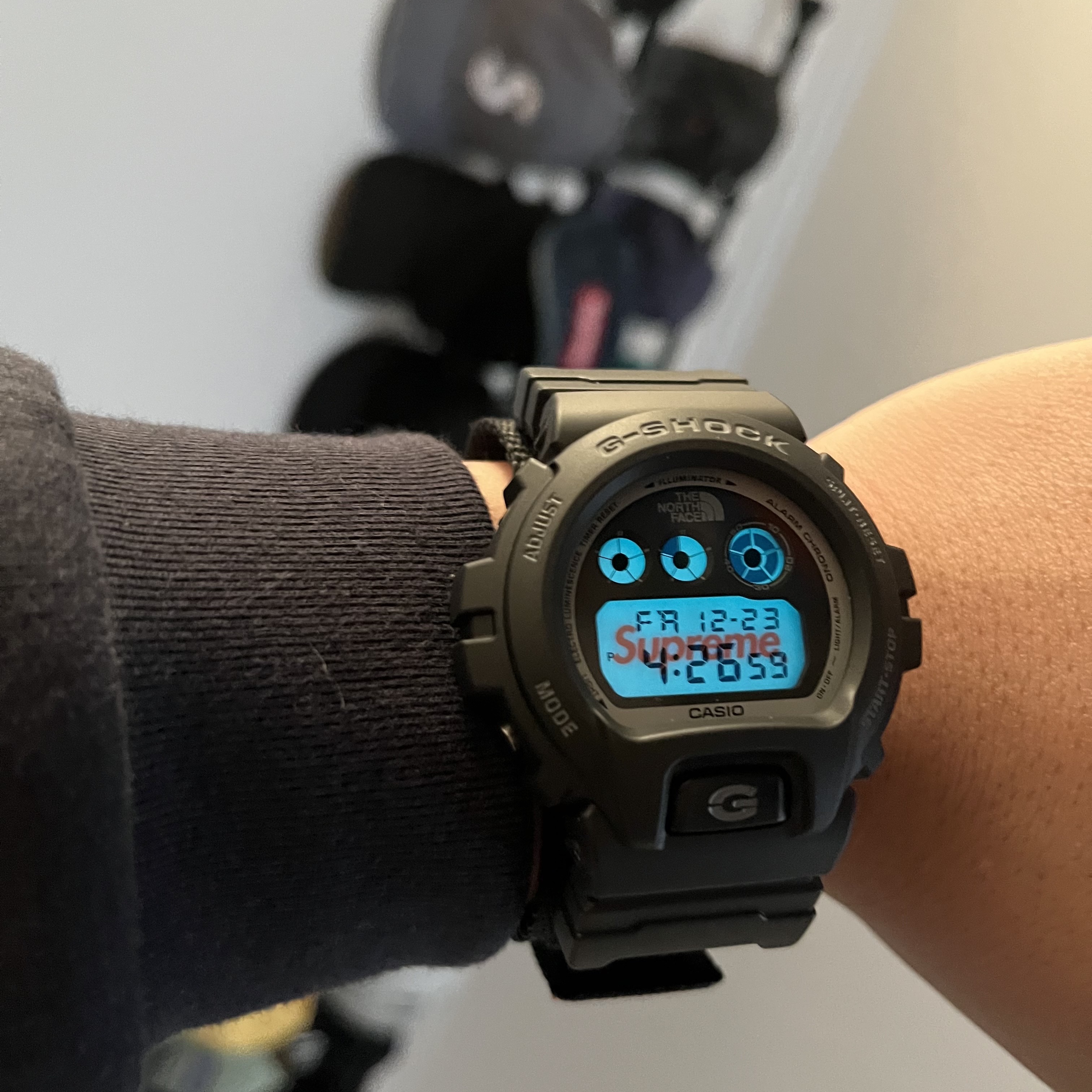 Casio G-Shock x Supreme x The North Face DW-6900 Black 착용 스타일 - 1