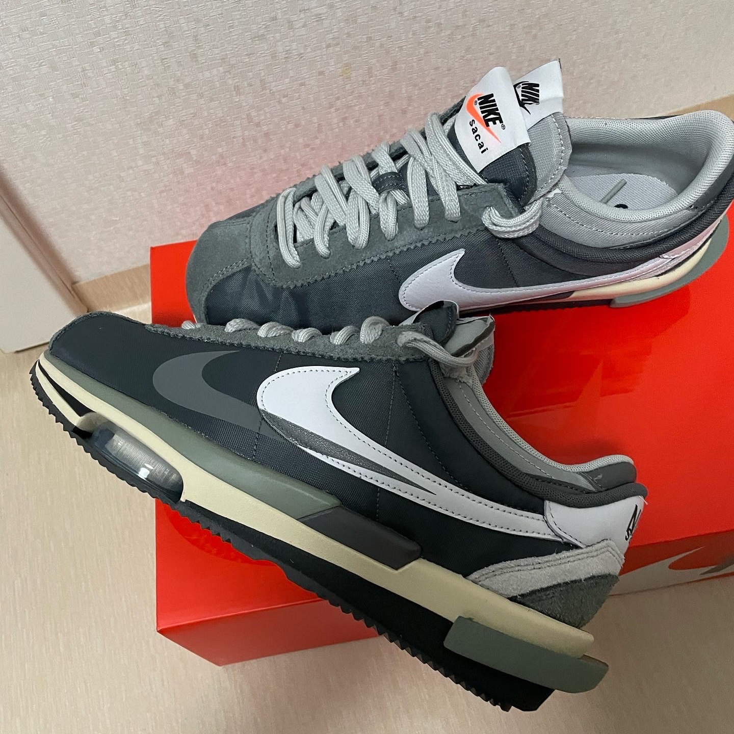 Nike x Sacai Zoom Cortez SP Iron Grey 착용 스타일 - 2