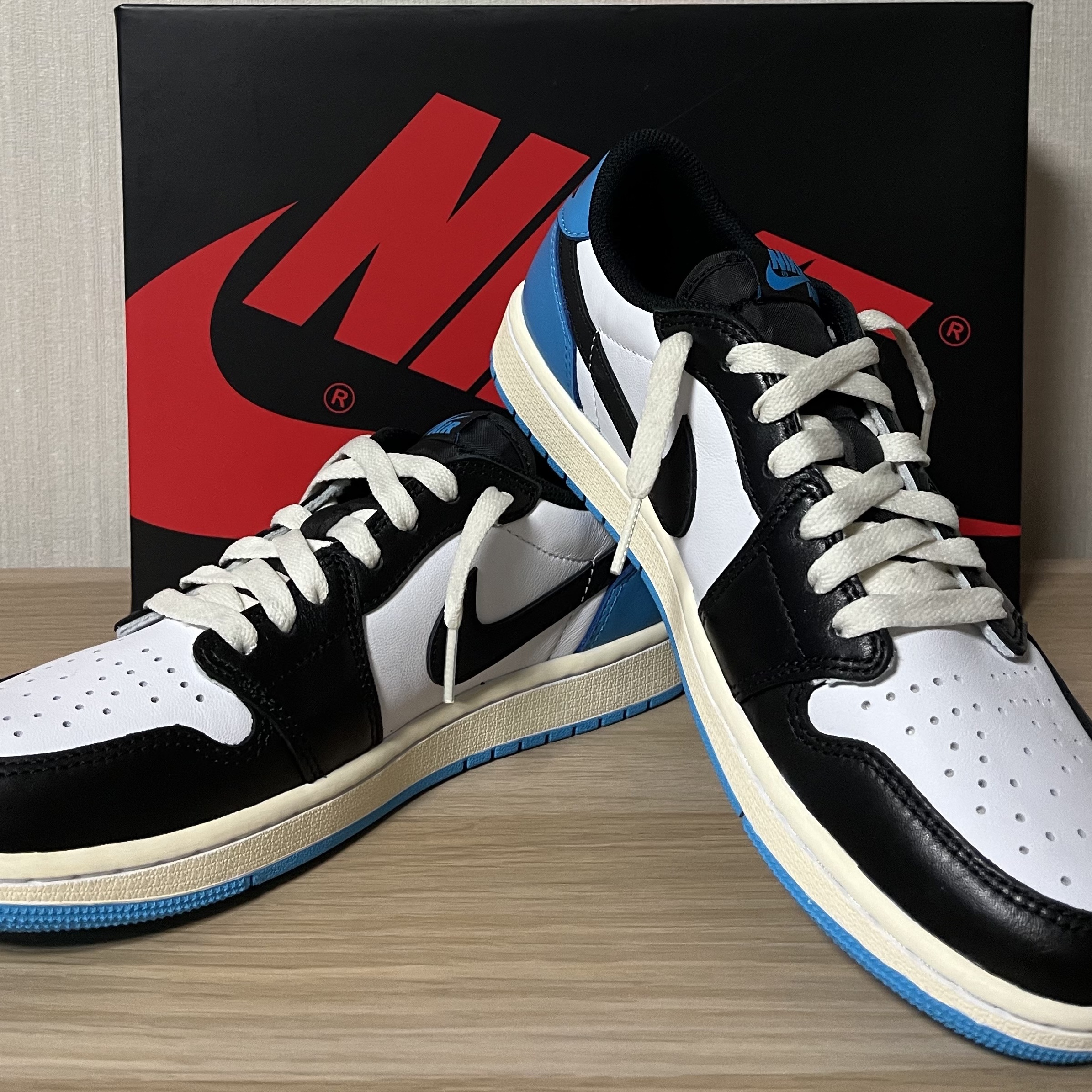 Jordan 1 Retro Low OG Black and Dark Powder Blue 착용 스타일