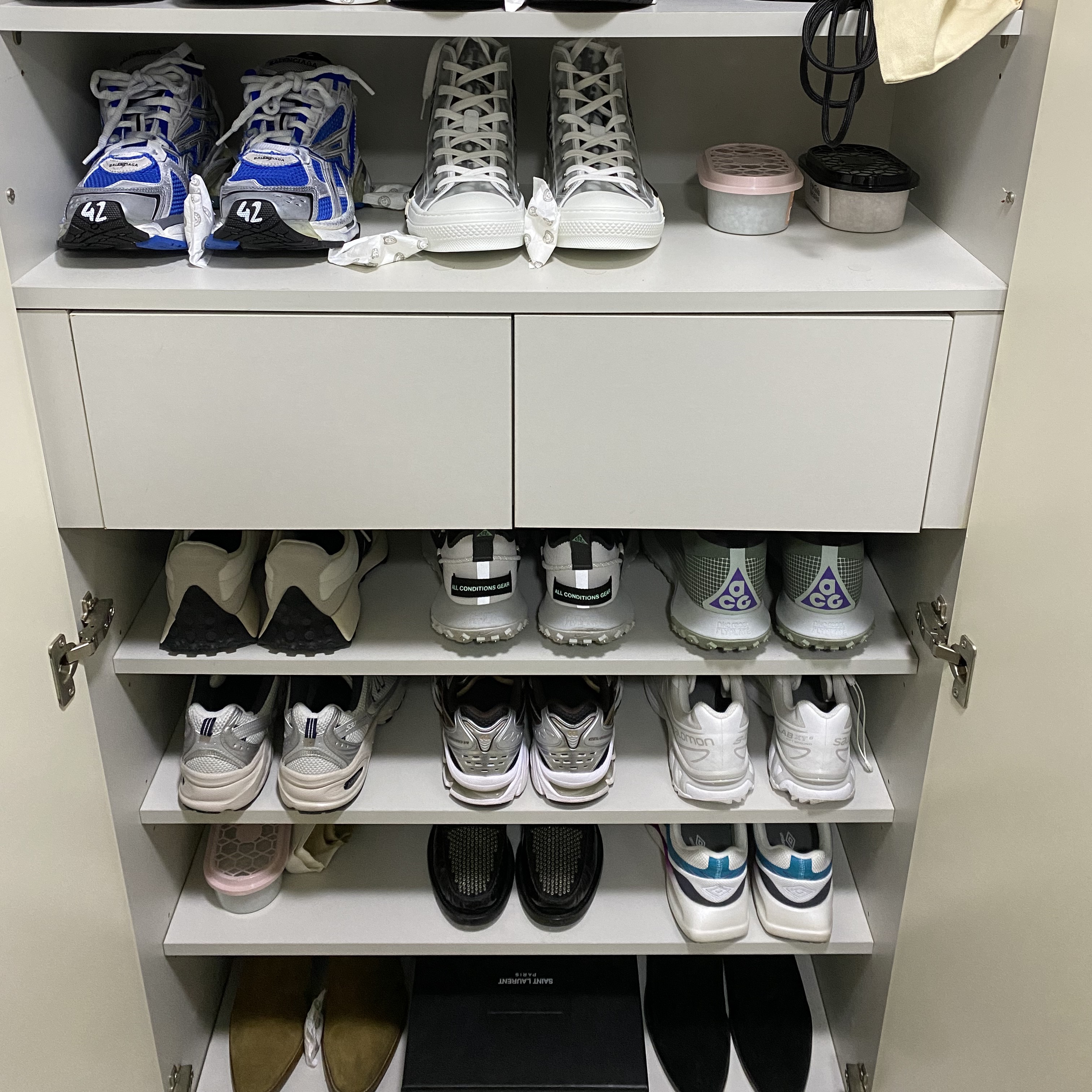 Louis Vuitton LV Trainer Sneakers Monogram Denim Black, Dior B23 High Dior Oblique White & Black 착용 스타일 - 2