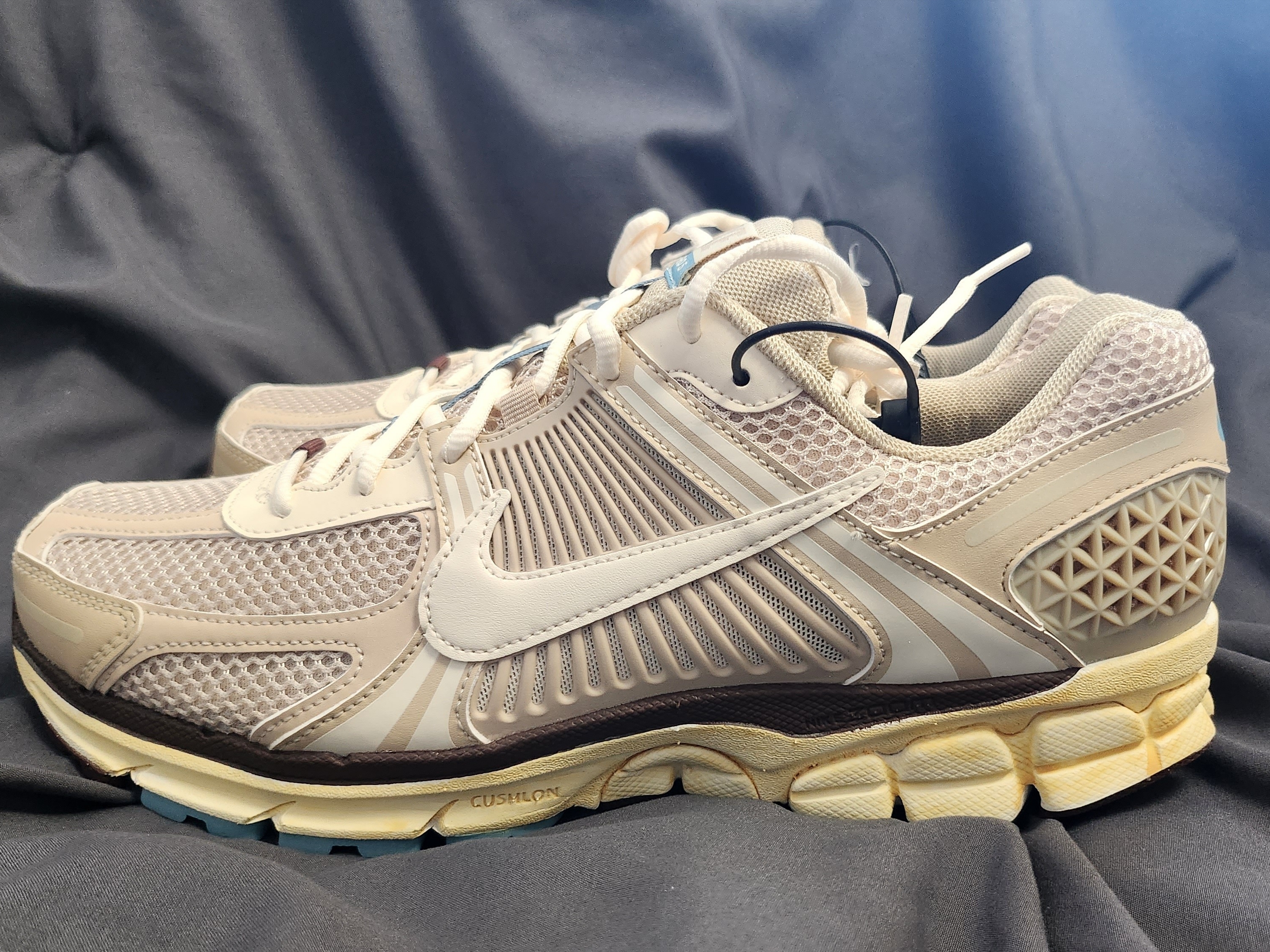(W) Nike Zoom Vomero 5 Oatmeal 착용 스타일