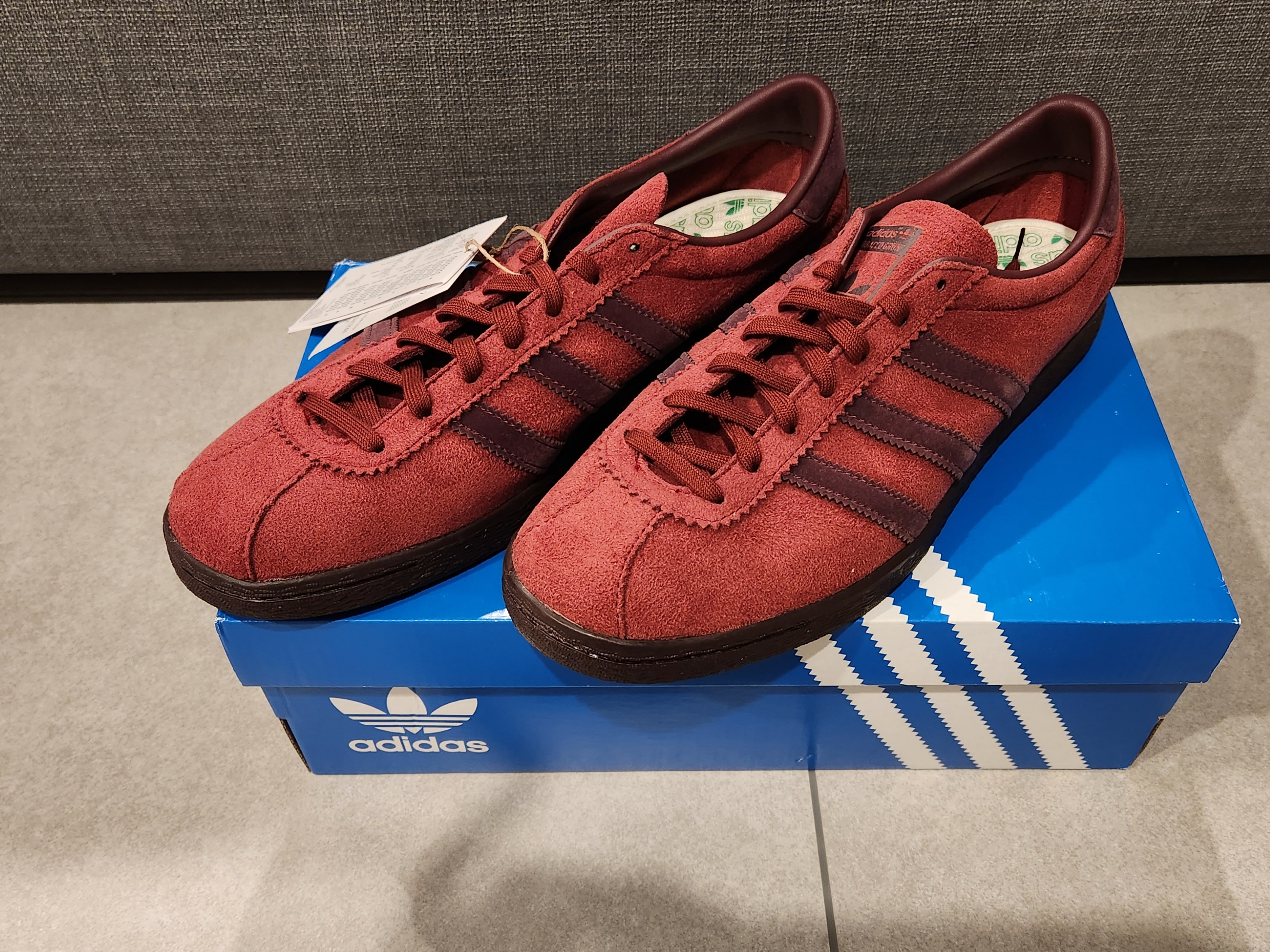 Adidas Tobacco Gruen Collegiate Burgundy 착용 스타일