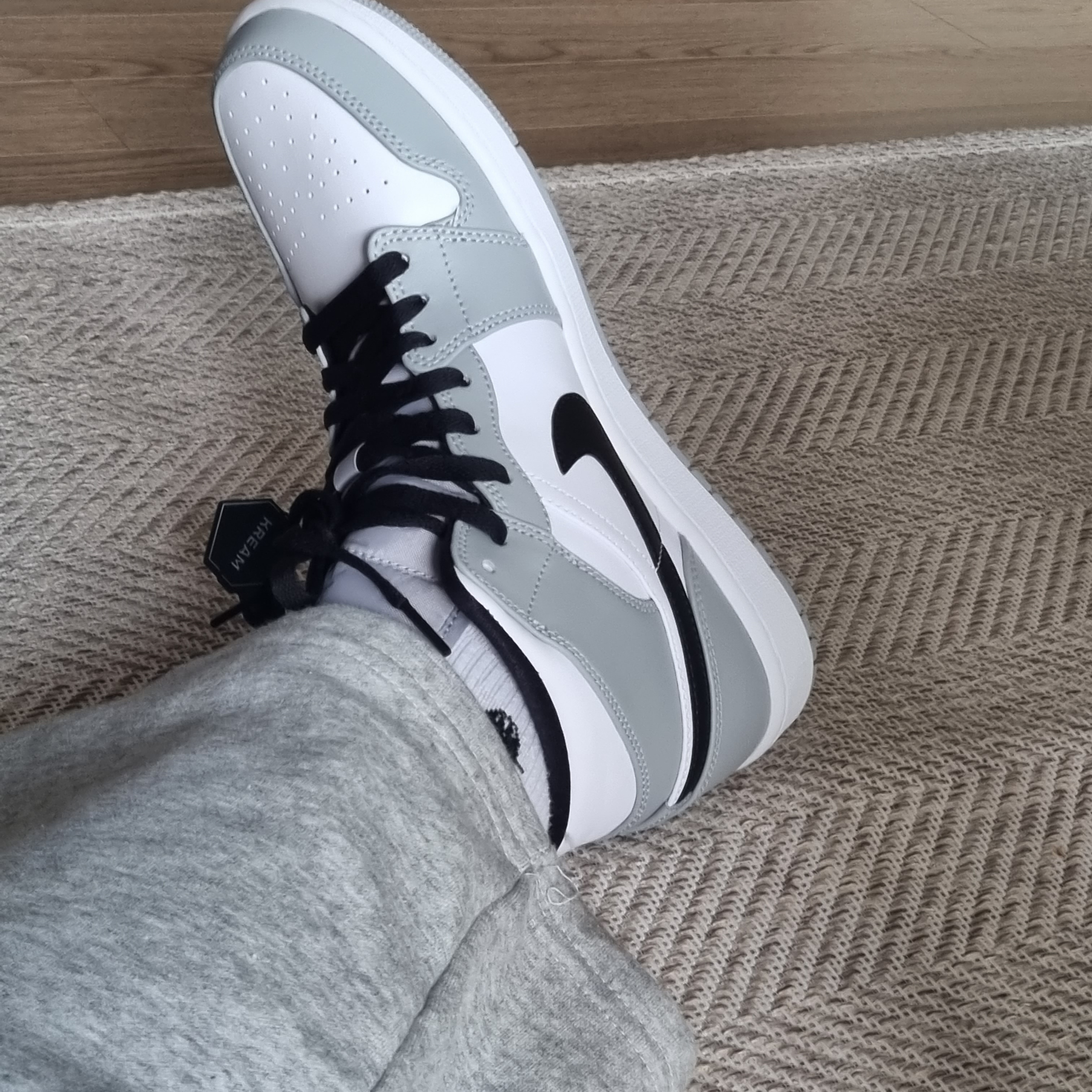 Jordan 1 Mid Light Smoke Grey 착용 스타일 - 3
