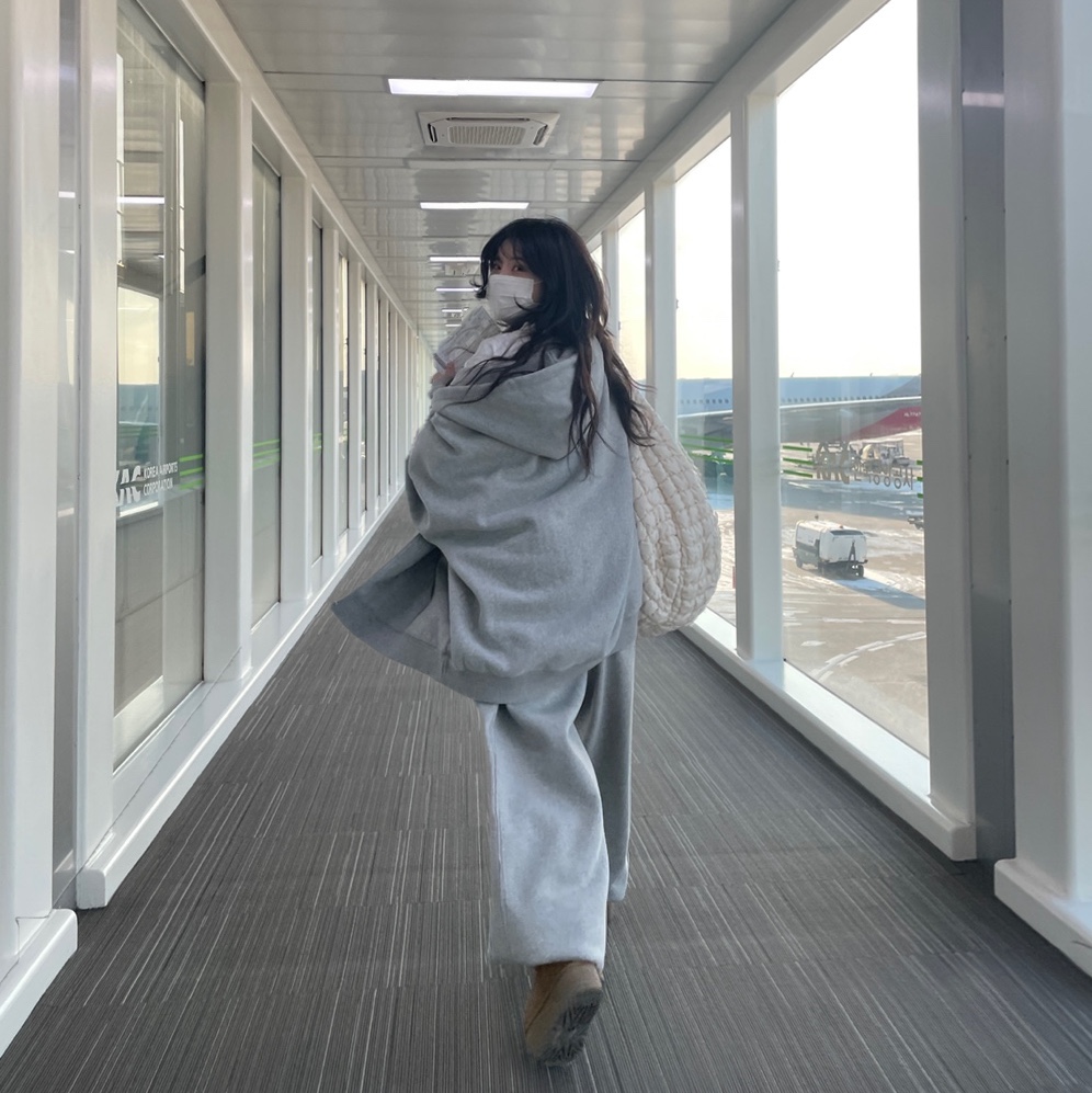 (W) UGG Classic Mini Platform Boots Chestnut, COS Quilted Oversized Shoulder Bag Off White Light Beige 착용 스타일 - 1