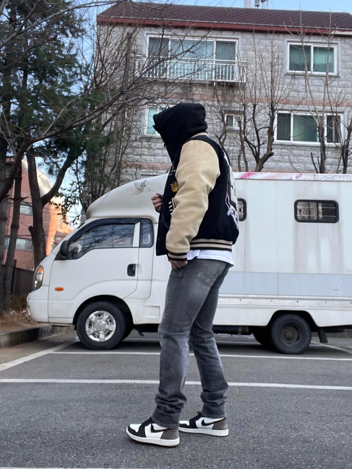 Undermycar Legion.03 Slim Fit Blue Stitch Washed Jeans Washed Gray, Jordan 1 Retro High OG Black Mocha 착용 스타일 - 4