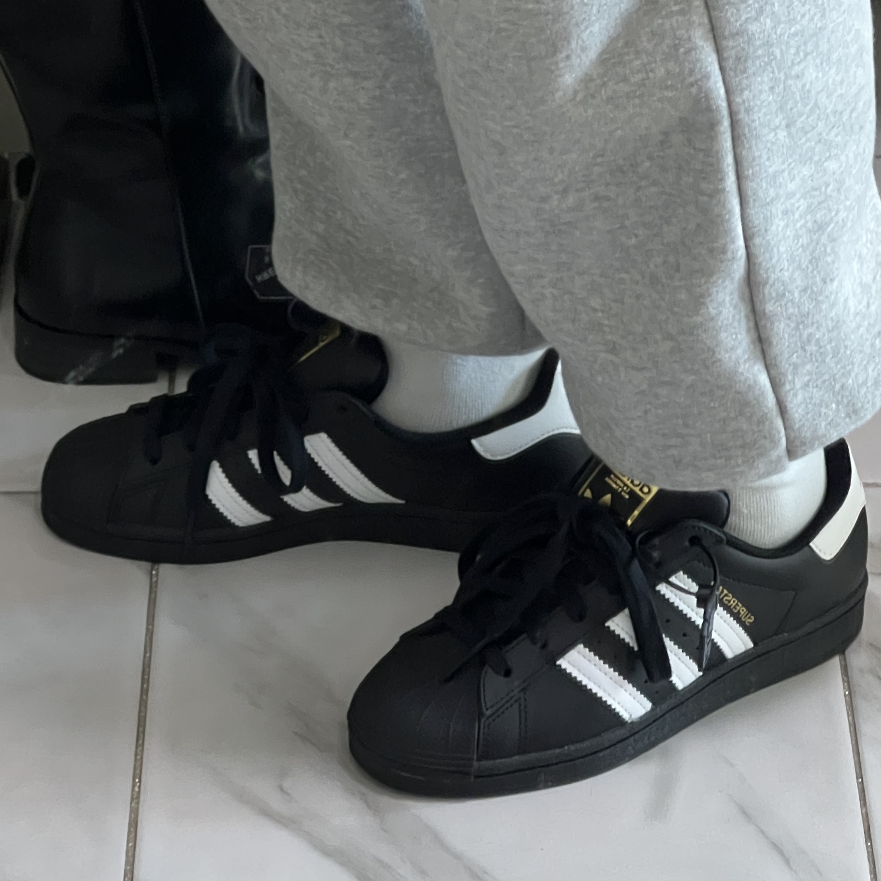 (J) Adidas Superstar Black White, Adidas Superstar Core Black White 착용 스타일 - 1