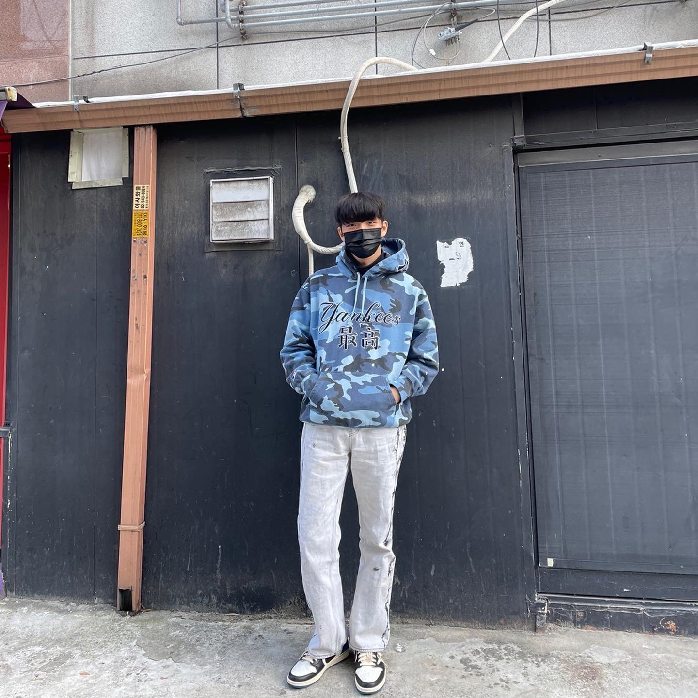 Jordan 1 x Travis Scott x Fragment Retro Low OG SP Military Blue, Supreme x New York Yankees Kanji Hooded Sweatshirt Blue Camo - 22FW 착용 스타일 - 2