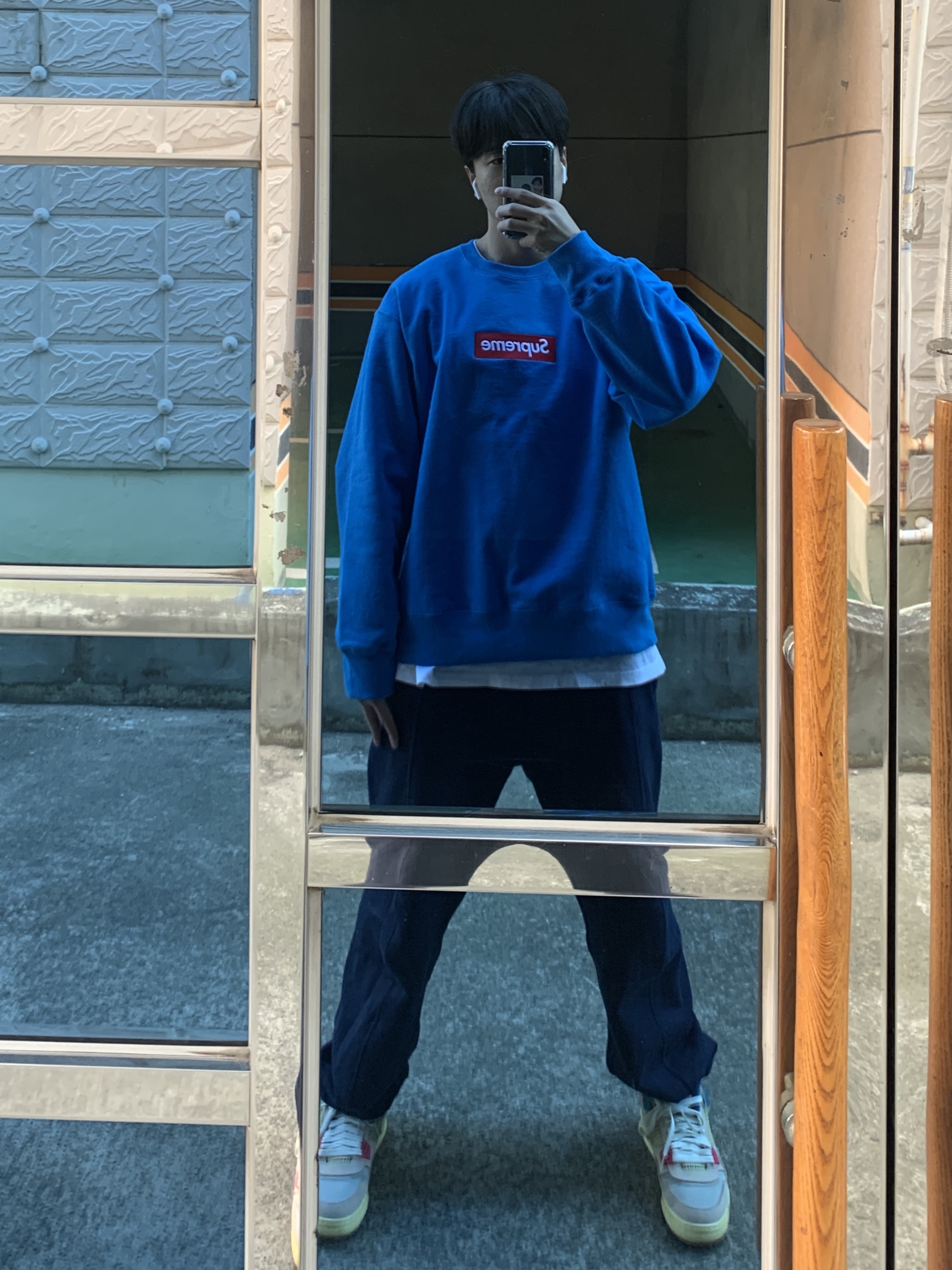Supreme Box Logo Crewneck Blue - 22FW, Jordan 4 x Union Retro Guava Ice 착용 스타일 - 1