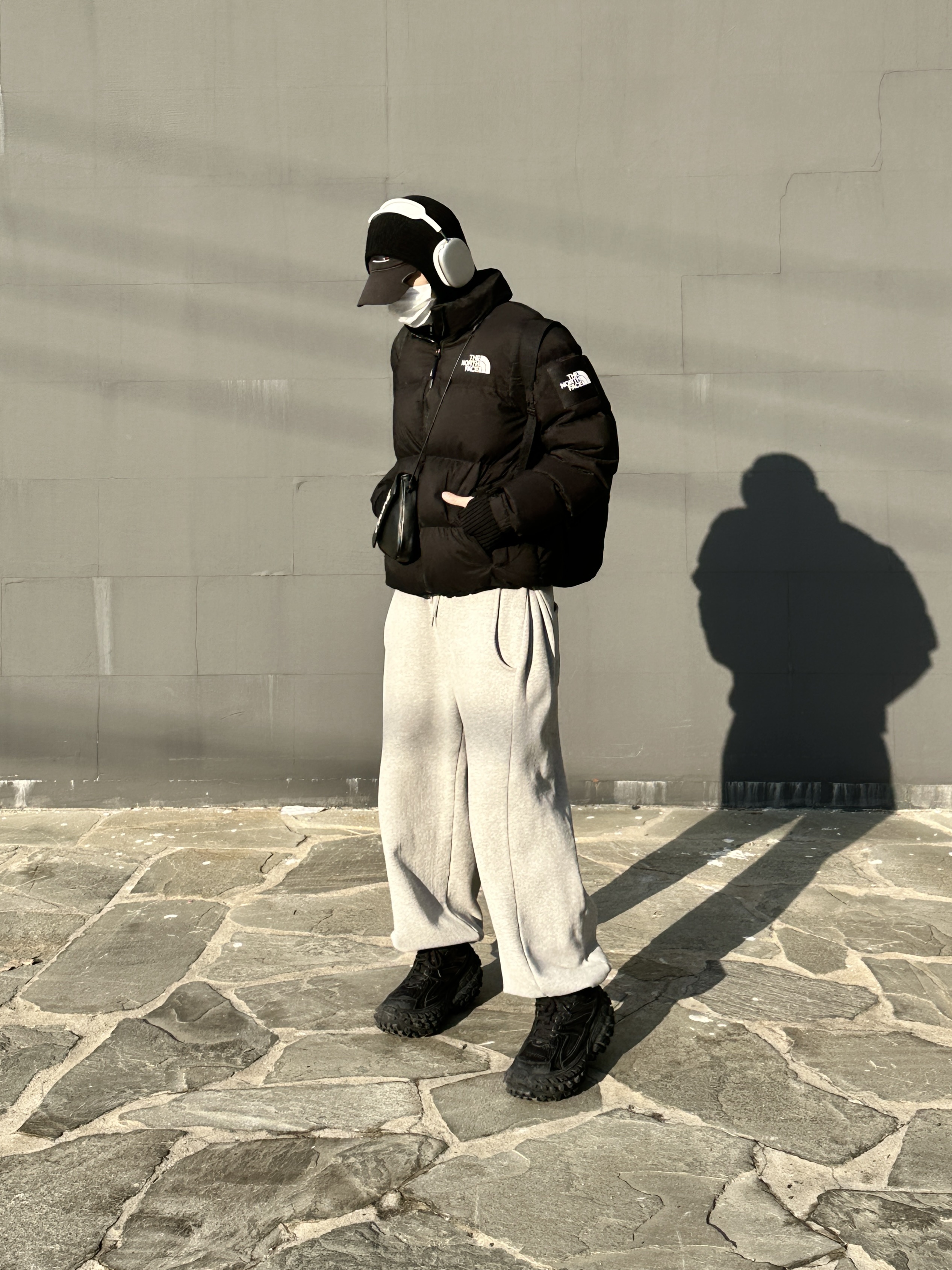 Balenciaga Gaffer Cap Black, Apple AirPods Max Lightning Silver (Korean Ver.) 착용 스타일 - 4