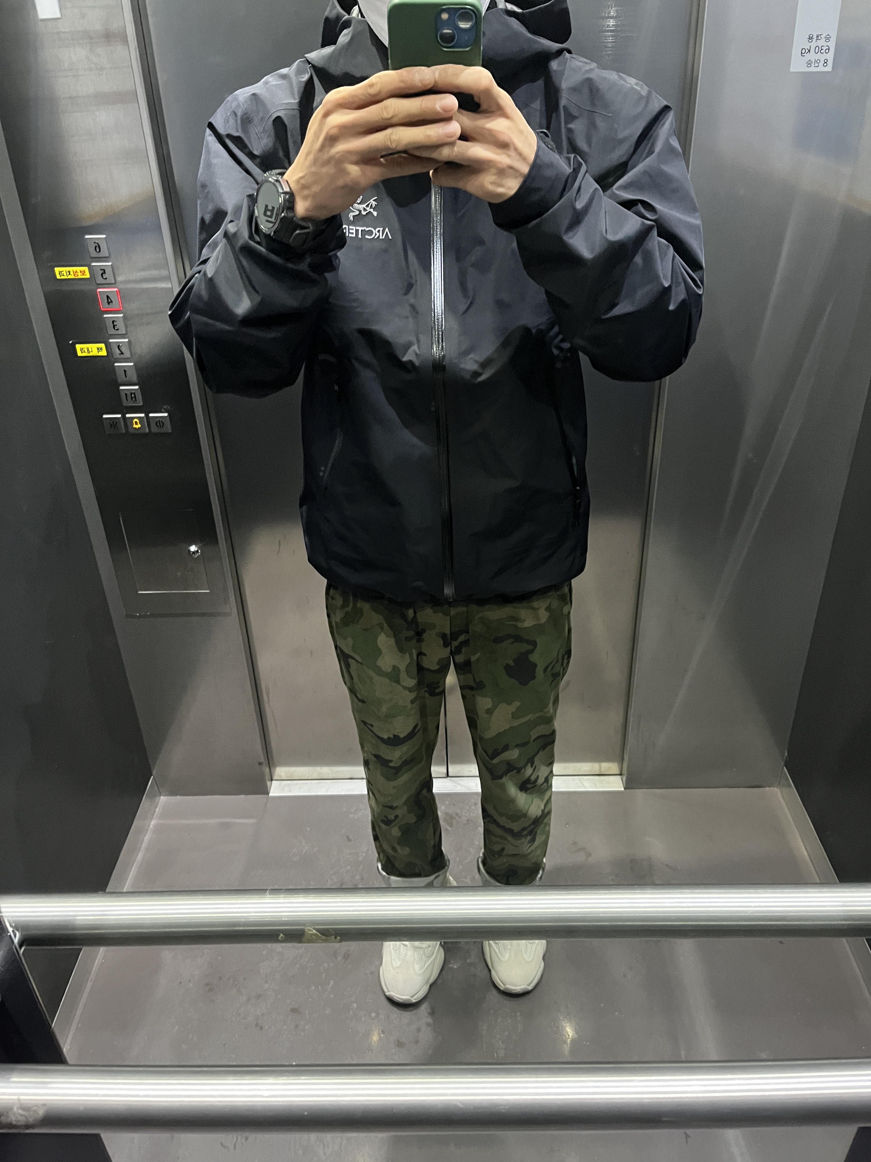 Arc'teryx Beta LT Jacket Black, Adidas Yeezy 500 Blush 2022 착용 스타일