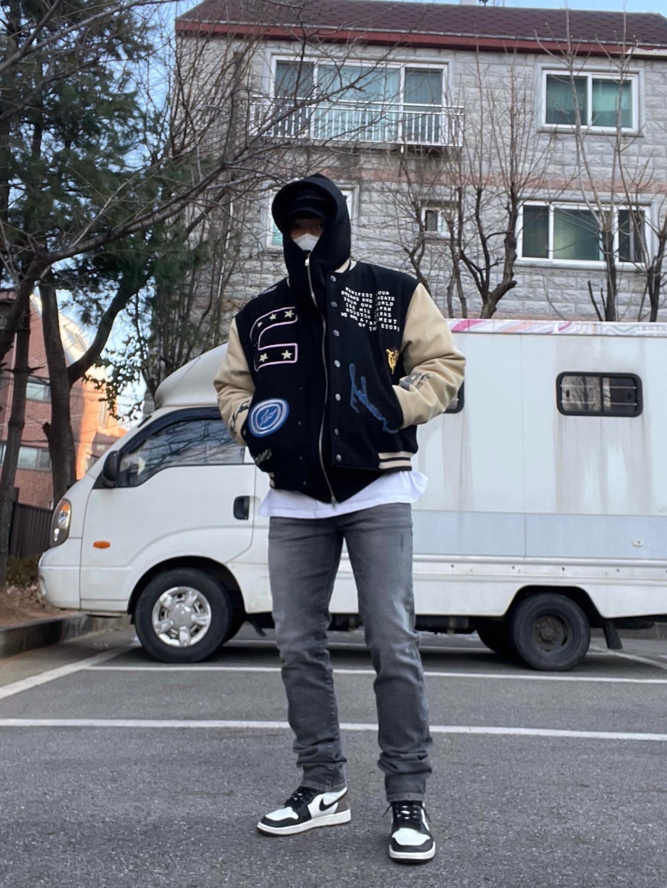 Undermycar Legion.03 Slim Fit Blue Stitch Washed Jeans Washed Gray, Jordan 1 Retro High OG Black Mocha 착용 스타일 - 2