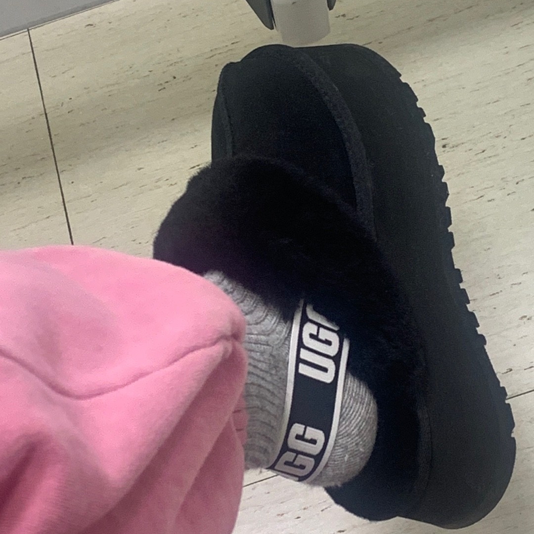 (W) UGG Funkette Slides Black 착용 스타일