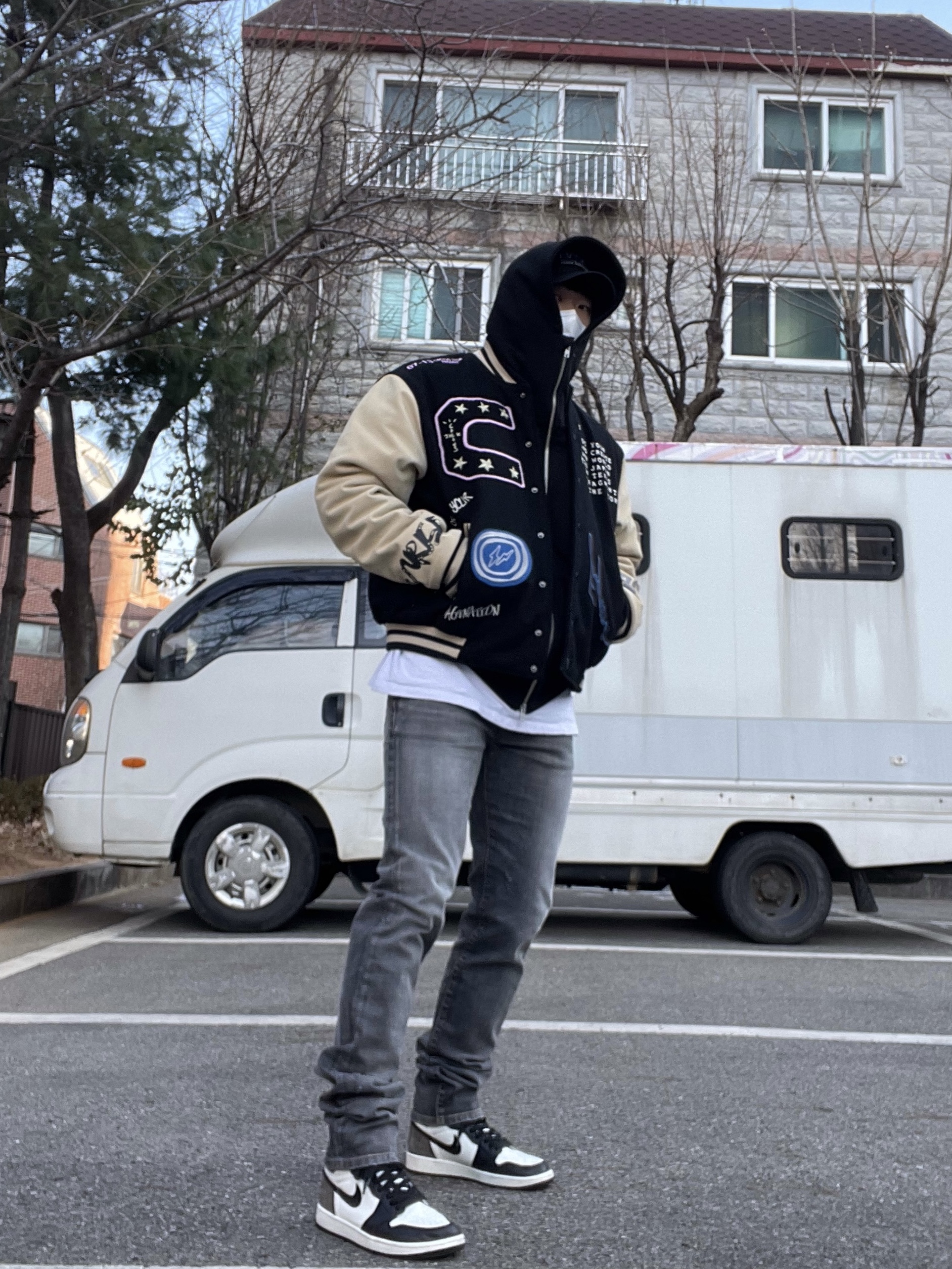 Undermycar Legion.03 Slim Fit Blue Stitch Washed Jeans Washed Gray, Jordan 1 Retro High OG Black Mocha 착용 스타일 - 3