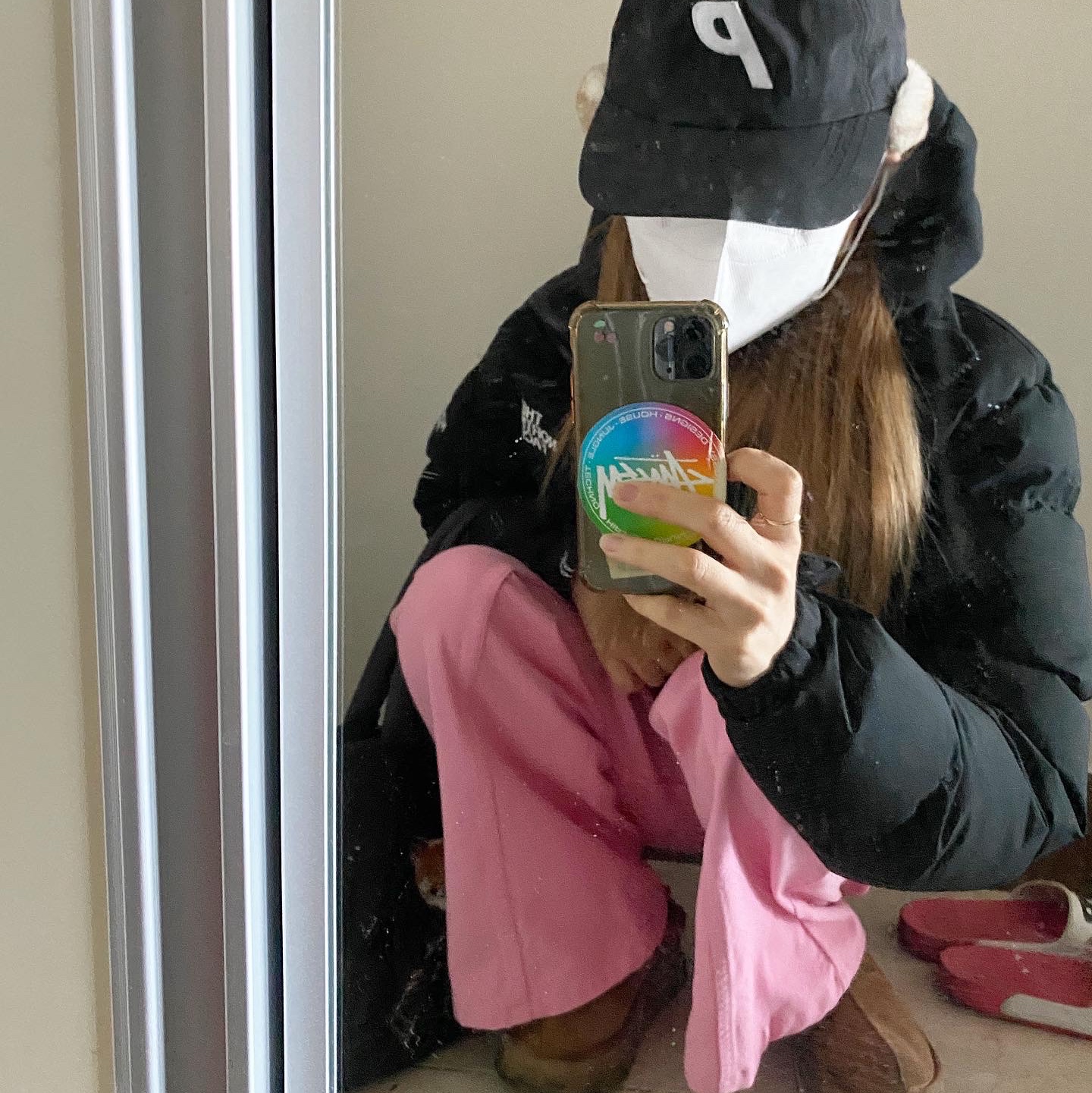 The North Face 1996 Eco Nuptse Jacket Black, (W) UGG Tazz Slipper Chestnut 착용 스타일