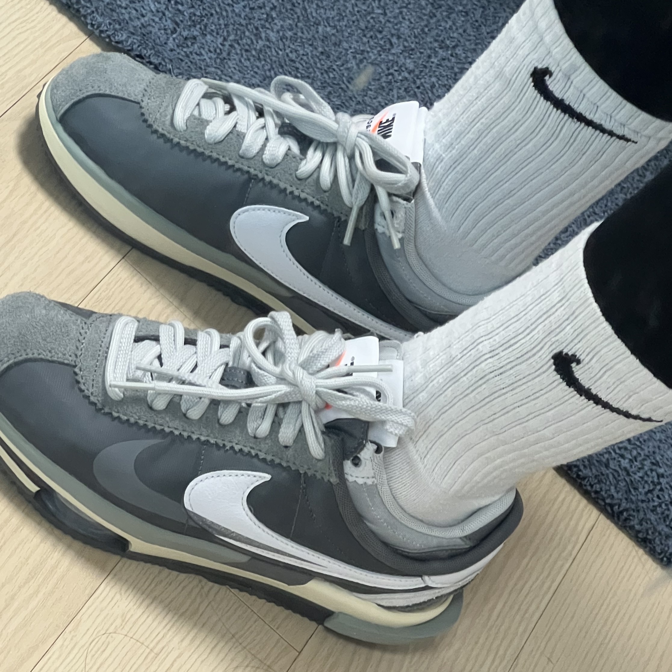 Nike x Sacai Zoom Cortez SP Iron Grey 착용 스타일 - 3