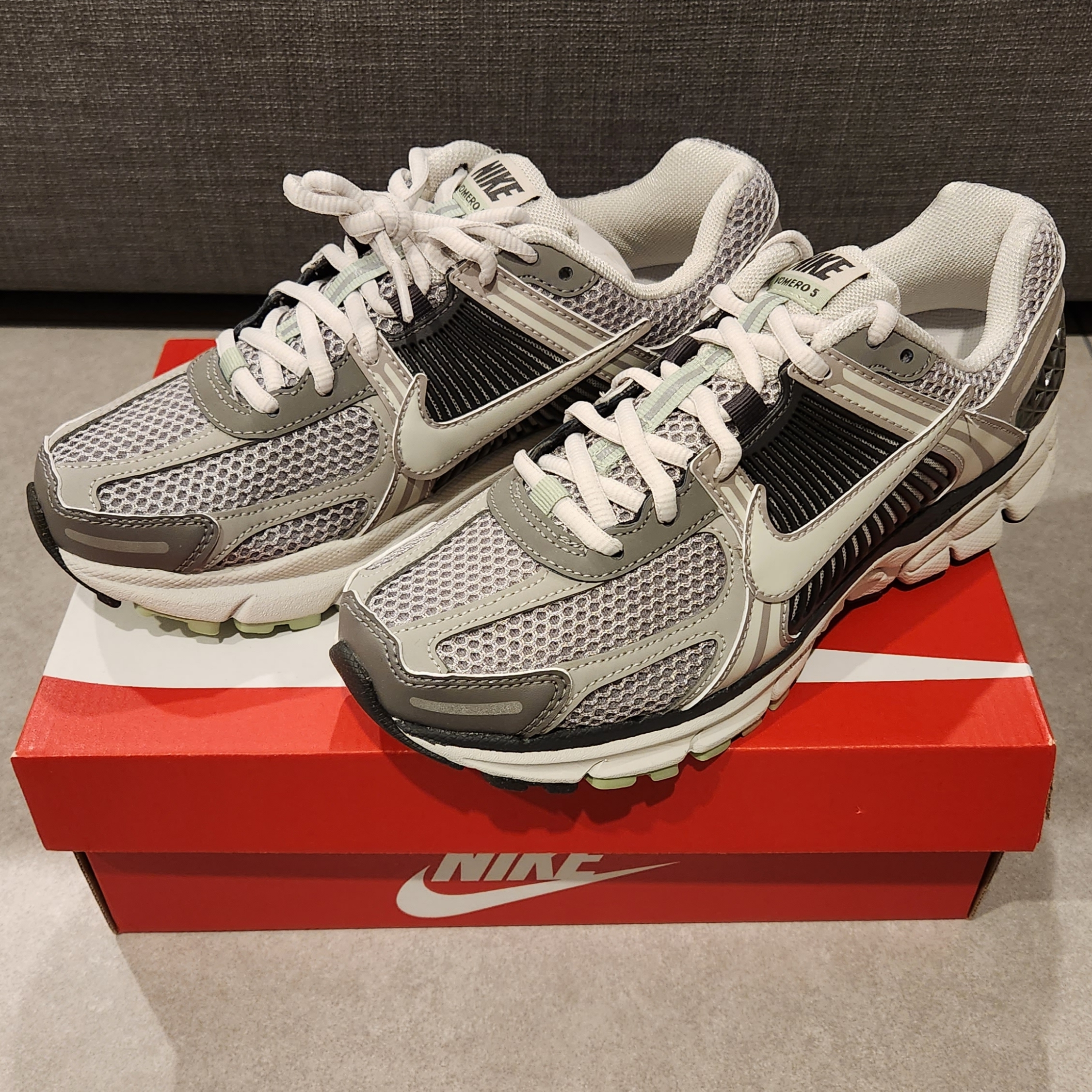 (W) Nike Zoom Vomero 5 Cobblestone and Flat Pewter 착용 스타일