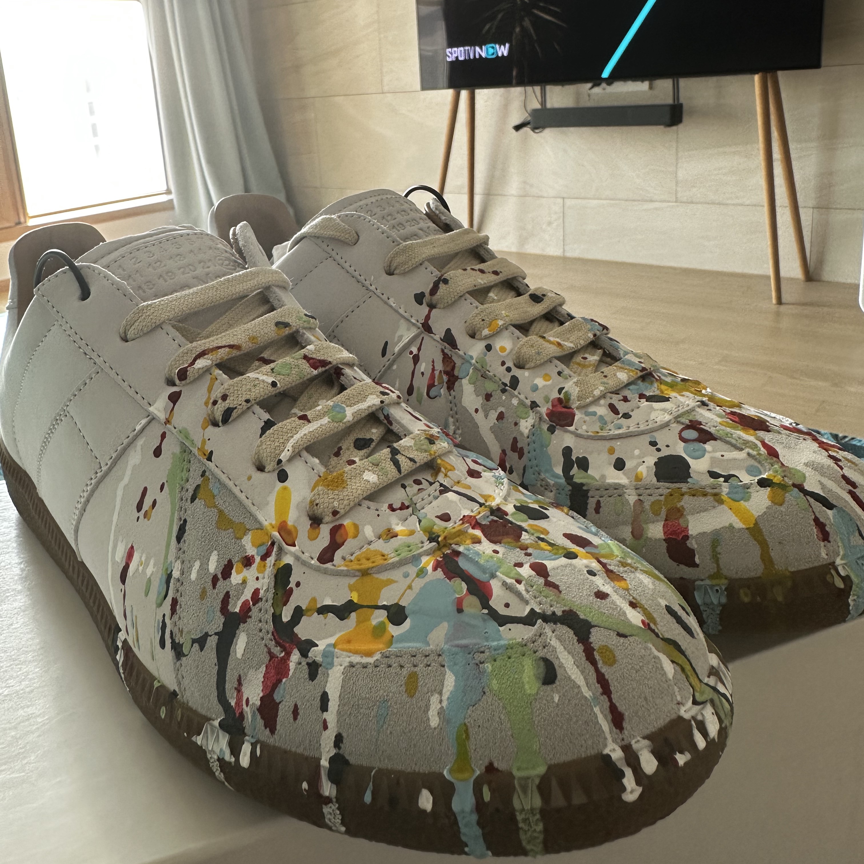 Maison Margiela Replica Paint Drop Sneakers 착용 스타일