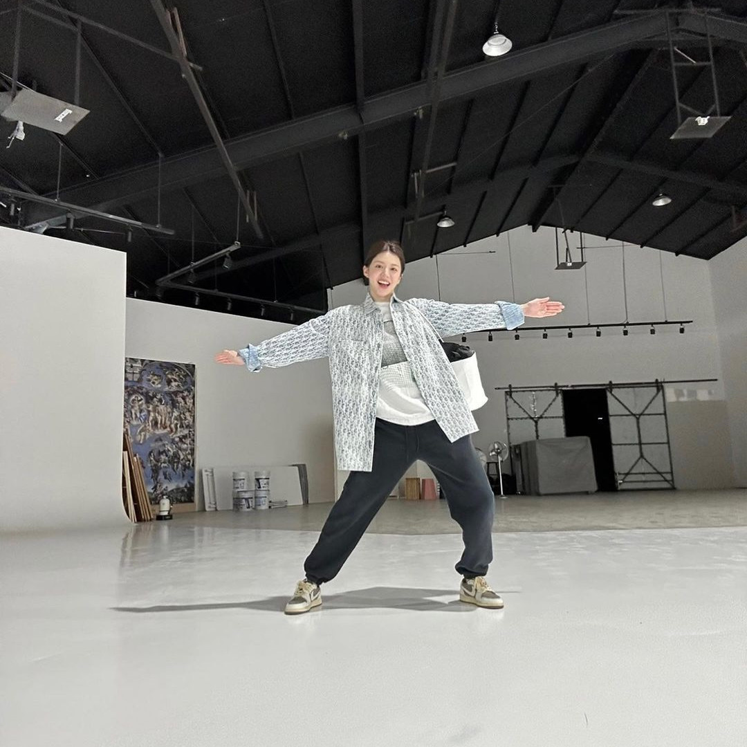 Dior Overshirt Dior Oblique Kasuri Cotton Denim Blue White, Jordan 1 x Travis Scott Retro Low OG SP Sail and Ridgerock 착용 스타일 - 2