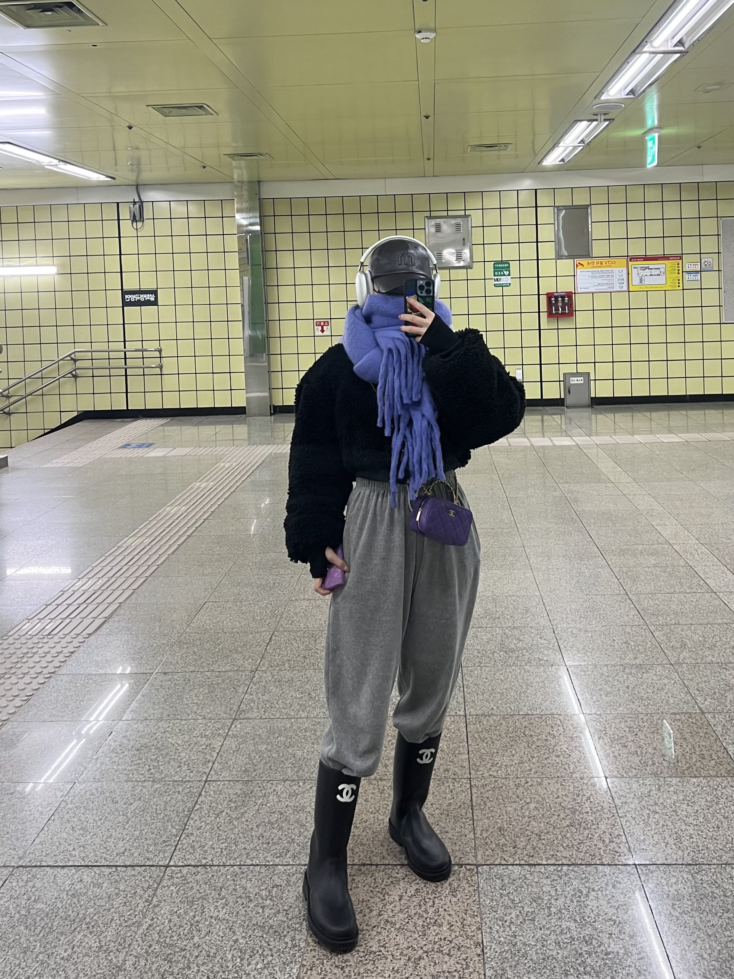 (W) Chanel Boots Caoutchouc & Black, Apple AirPods Max Lightning Silver (Korean Ver.) 착용 스타일 - 2