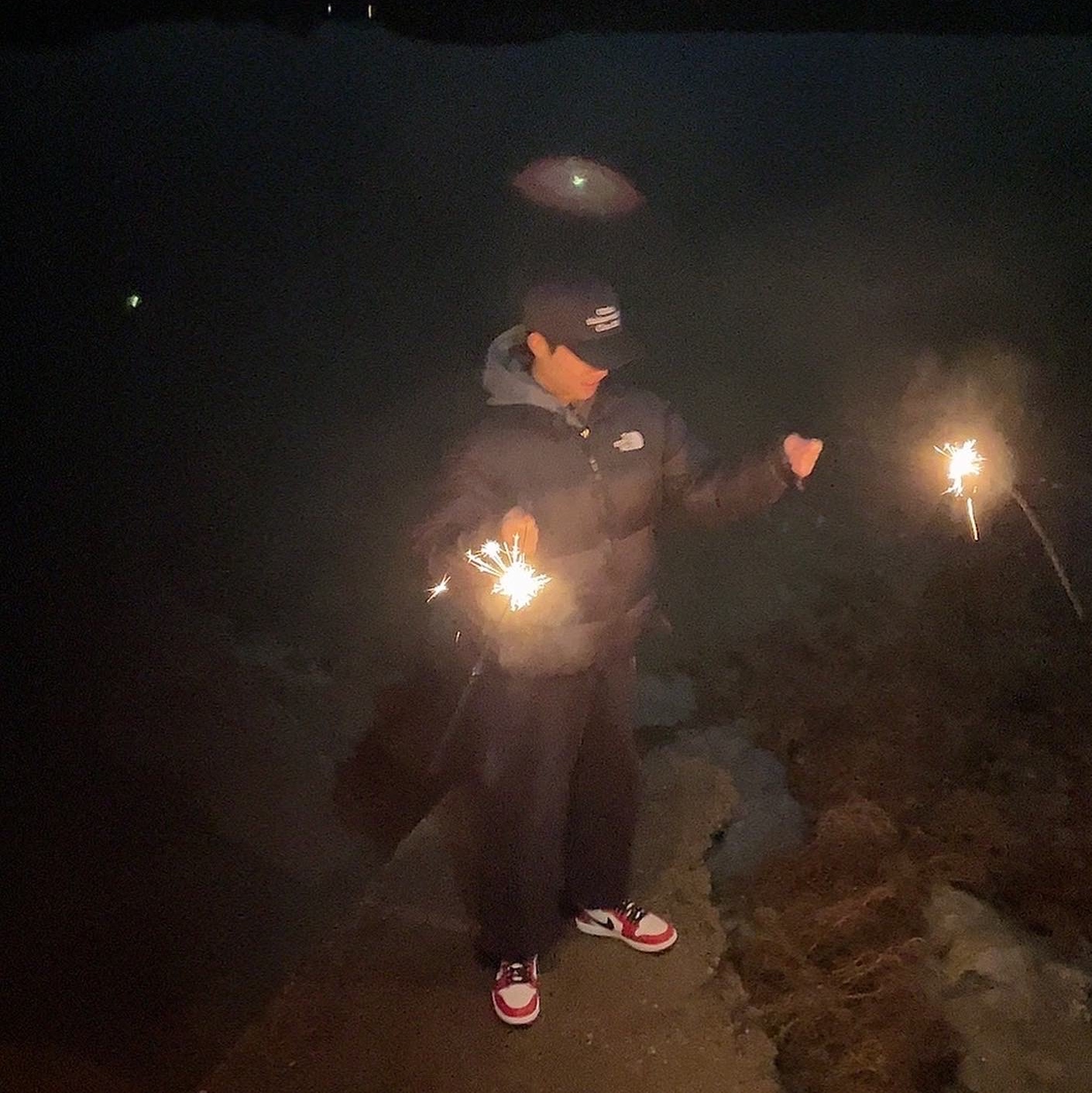 The North Face 1996 Eco Nuptse Jacket Black, Jordan 1 Retro High OG Chicago 2022 착용 스타일 - 2