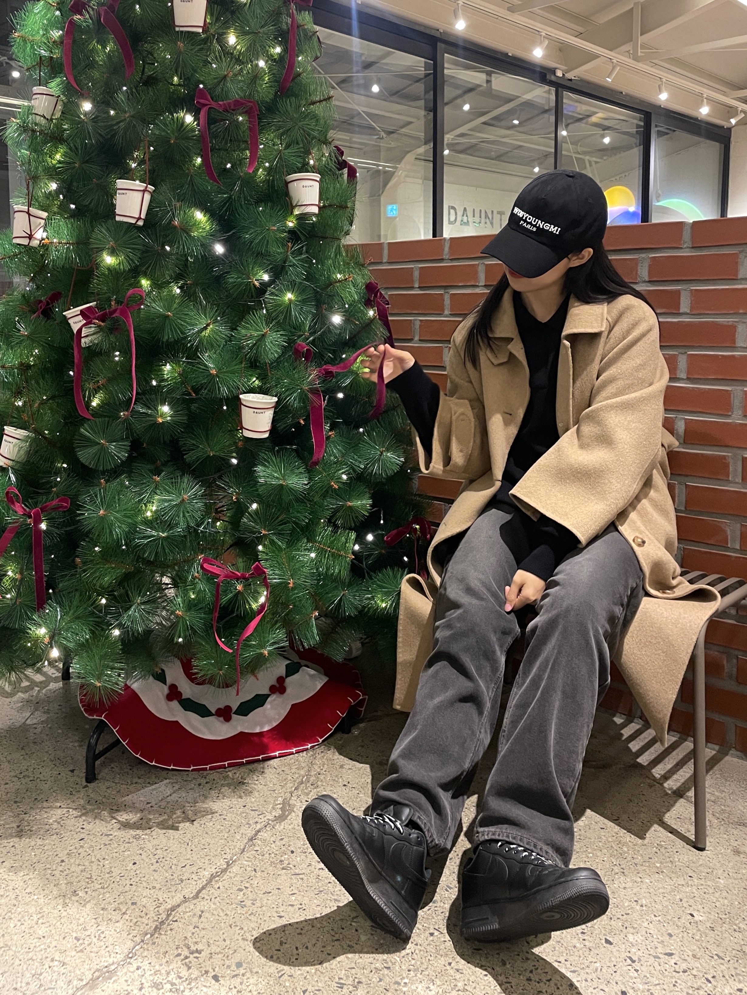 Wooyoungmi White Embroidered Logo Ball Cap Black, Nike x Supreme Air Force 1 Low Black 착용 스타일