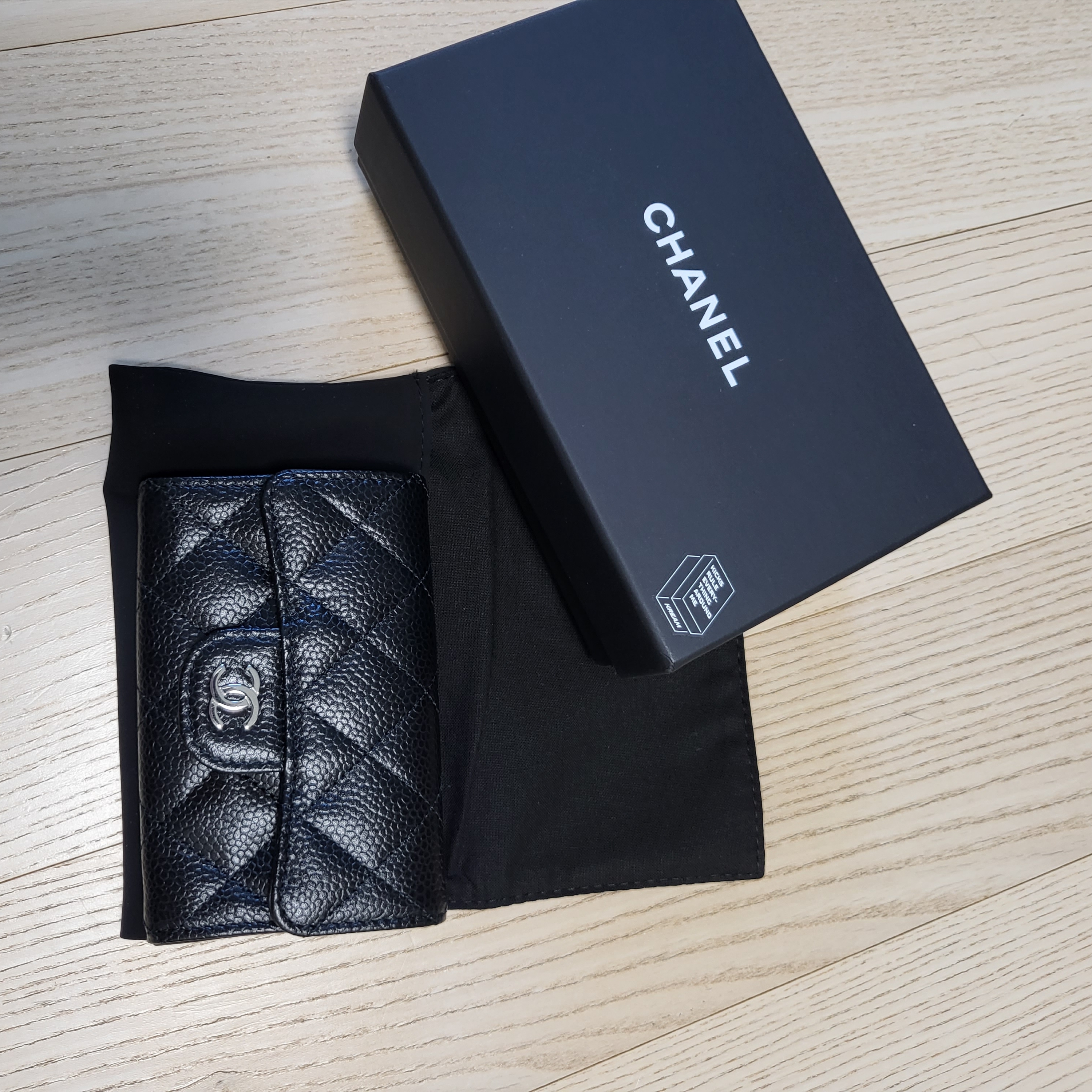 Chanel Classic Card Holder Grained Calfskin & Silver Black 착용 스타일 - 2