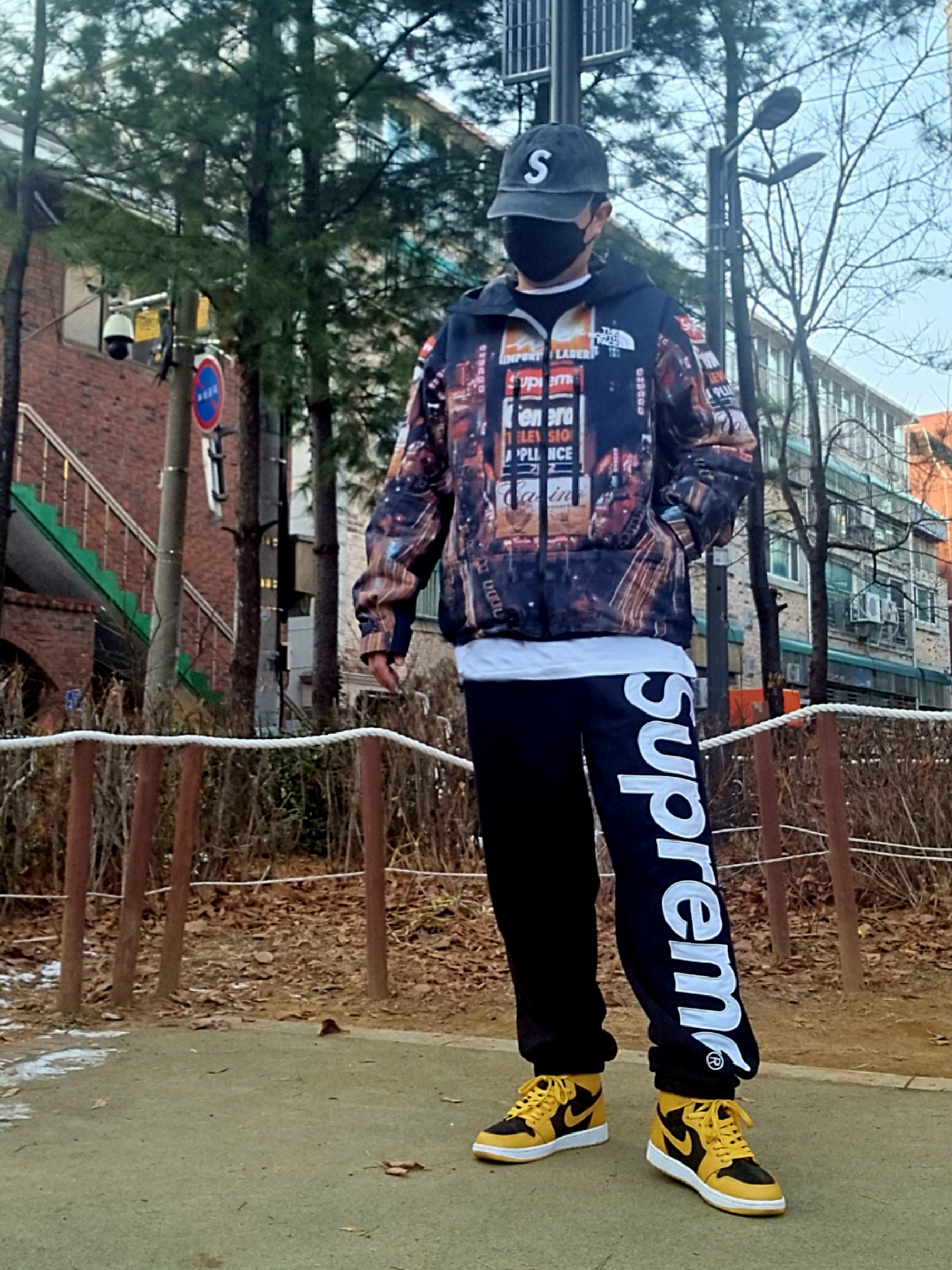 Supreme Box Logo Crewneck Black - 22FW, Supreme Satin Applique Sweatpants Black - 22FW 착용 스타일