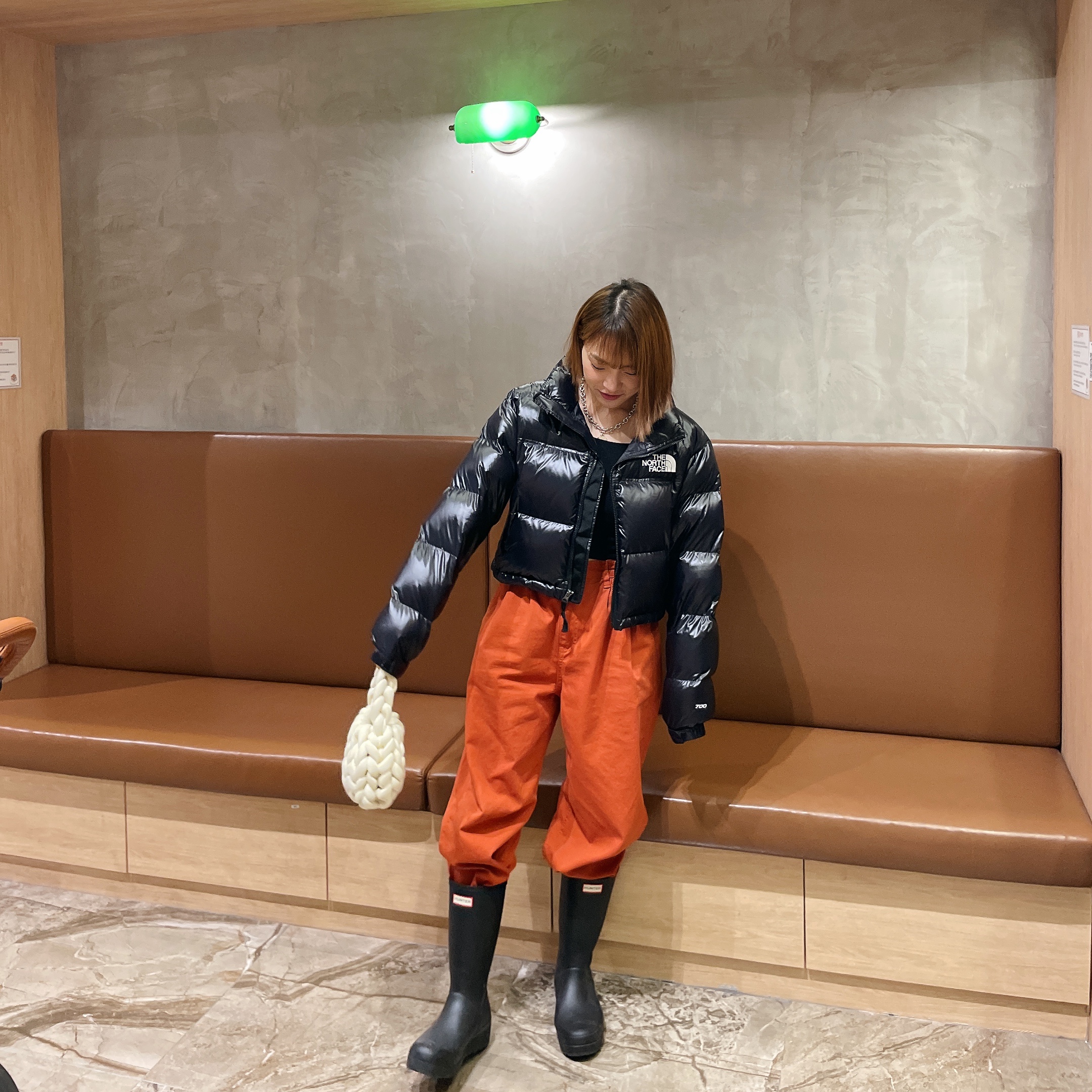 (W) The North Face Nuptse Short Jacket TNF Black, (W) Hunter Play Tall Wellington Rain Boots Black 착용 스타일 - 2