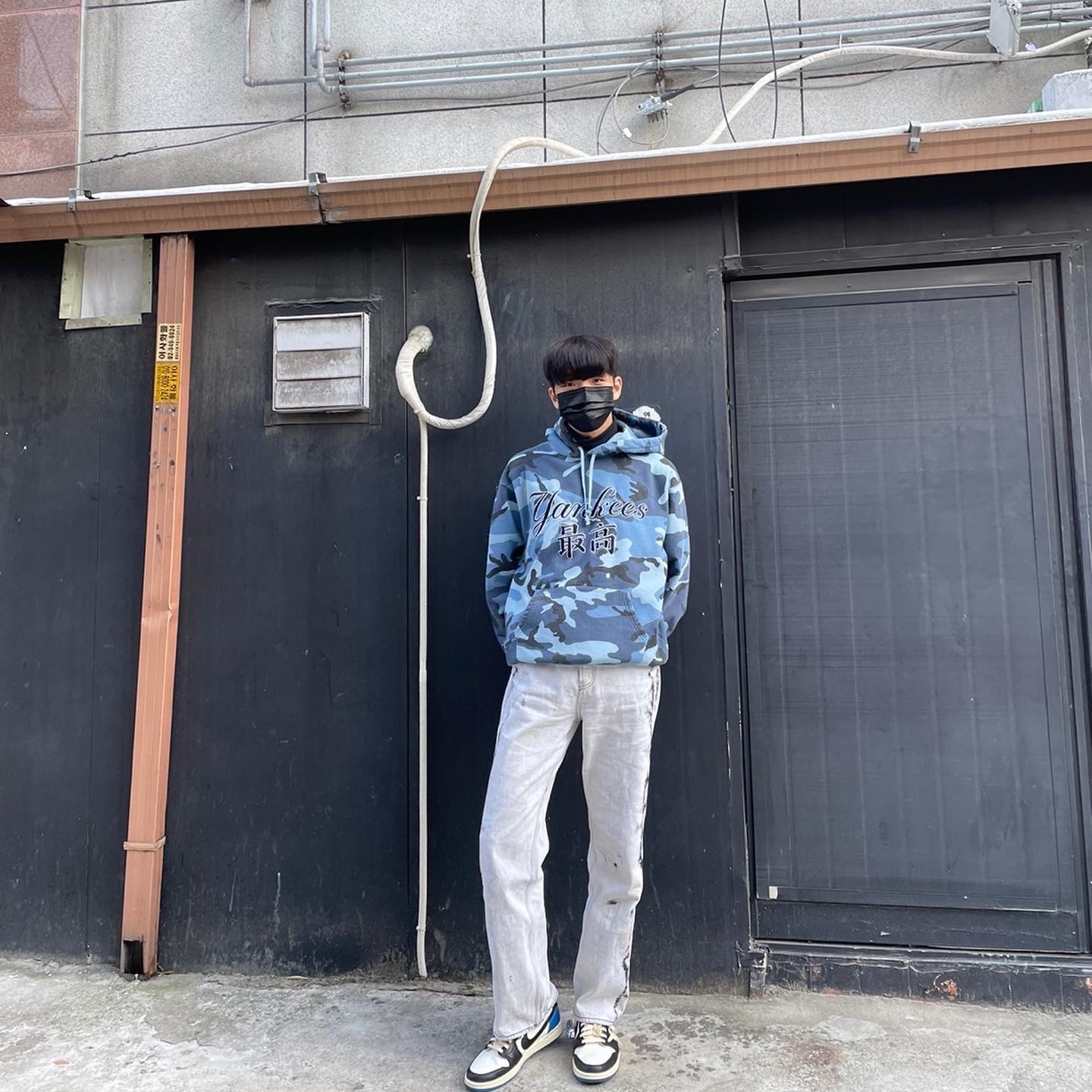 Jordan 1 x Travis Scott x Fragment Retro Low OG SP Military Blue, Supreme x New York Yankees Kanji Hooded Sweatshirt Blue Camo - 22FW 착용 스타일 - 3