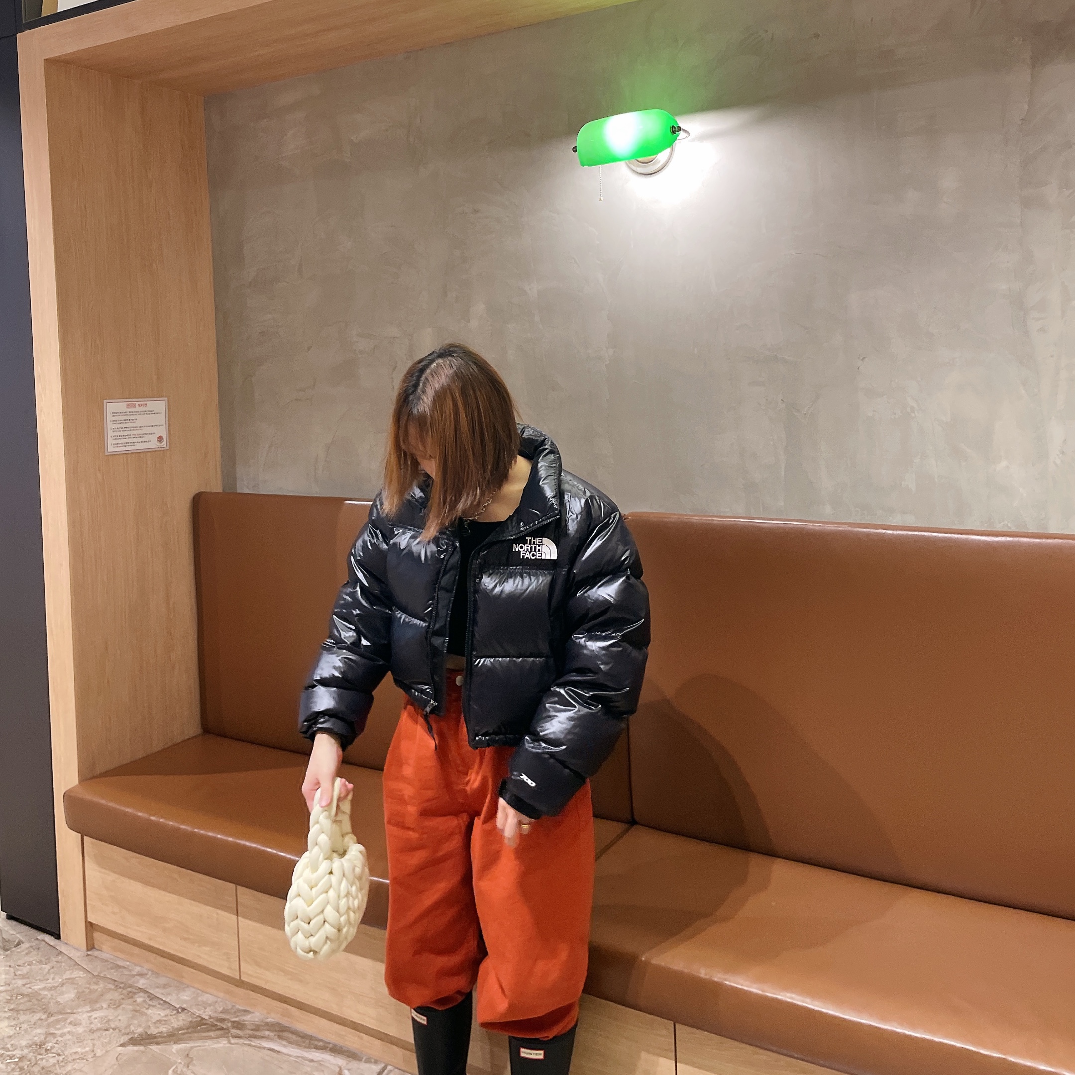 (W) The North Face Nuptse Short Jacket TNF Black, (W) Hunter Play Tall Wellington Rain Boots Black 착용 스타일 - 3