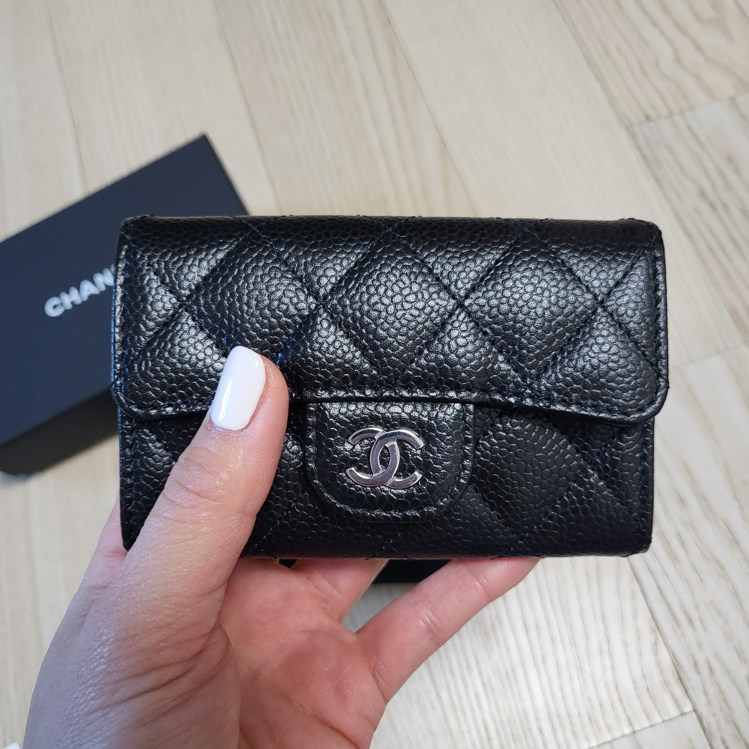 Chanel Classic Card Holder Grained Calfskin & Silver Black 착용 스타일 - 1