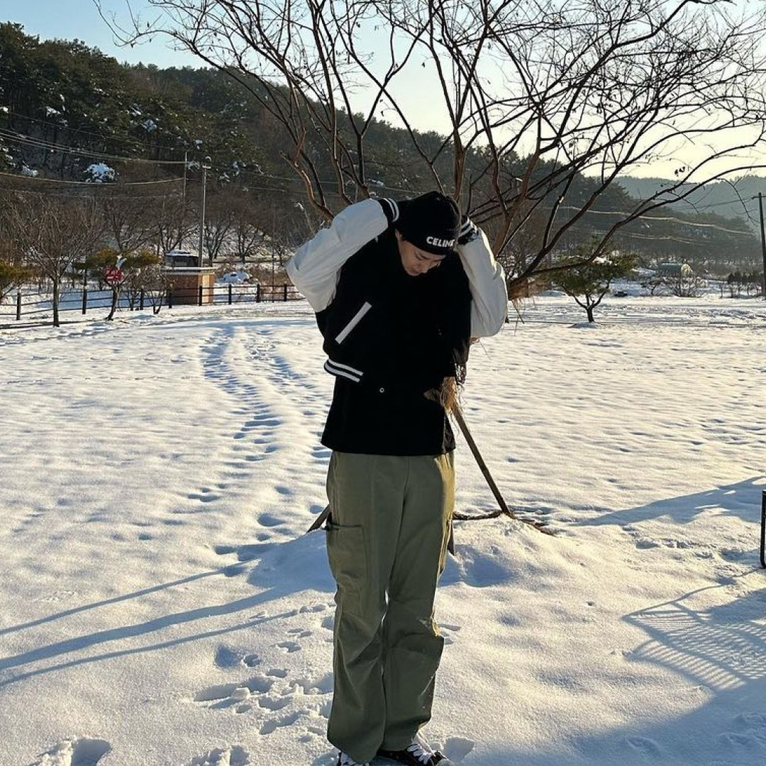 Celine Embroidered Knit Wool Beanie Black, Maison Mihara Yasuhiro Hank OG Sole Canvas Low-top Sneakers Black 착용 스타일 - 3