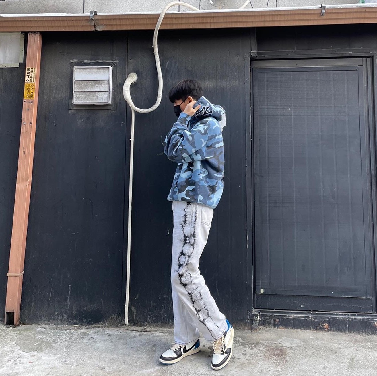 Jordan 1 x Travis Scott x Fragment Retro Low OG SP Military Blue, Supreme x New York Yankees Kanji Hooded Sweatshirt Blue Camo - 22FW 착용 스타일 - 1