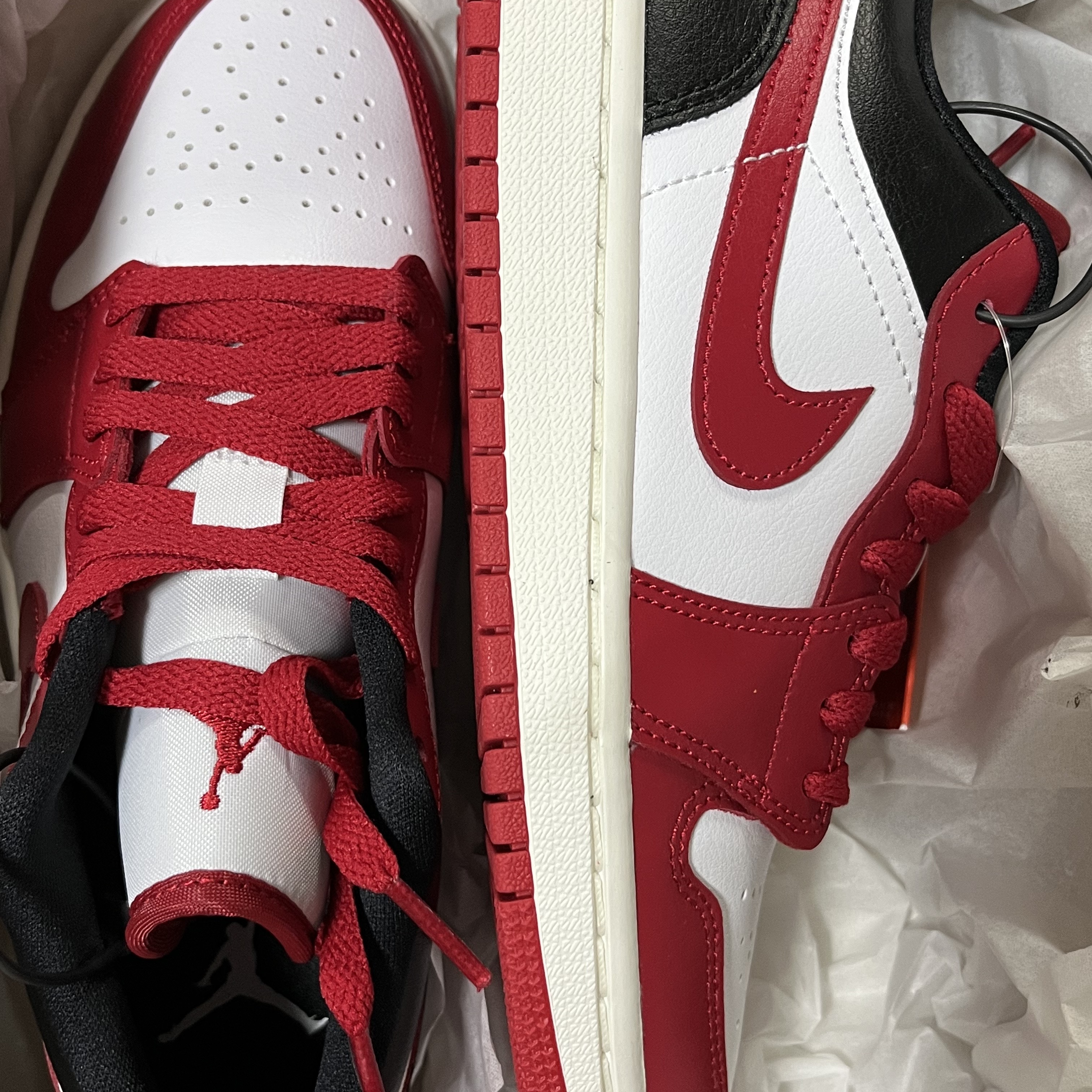 (GS) Jordan 1 Low White Gym Red Black 착용 스타일 - 2