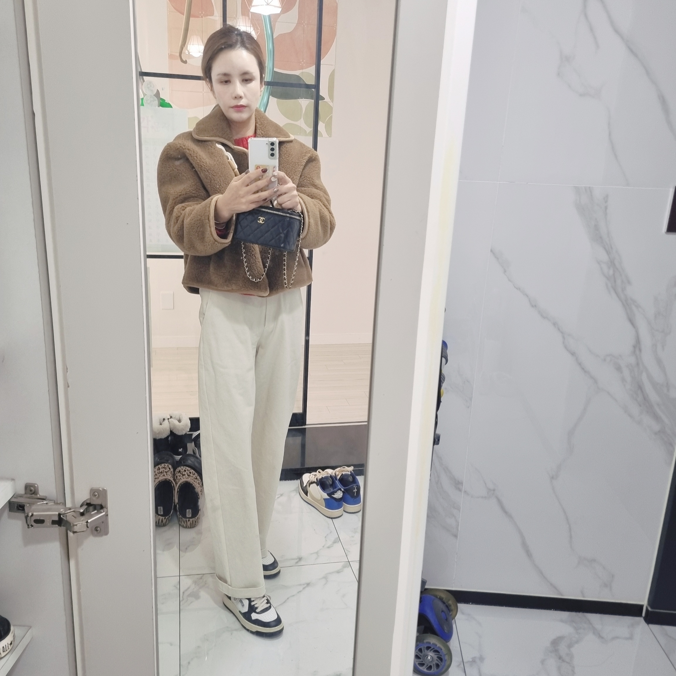 Autry Medalist Low Leather Sneakers Black White, Chanel Vanity With Chain Lambskin & Gold Black 착용 스타일