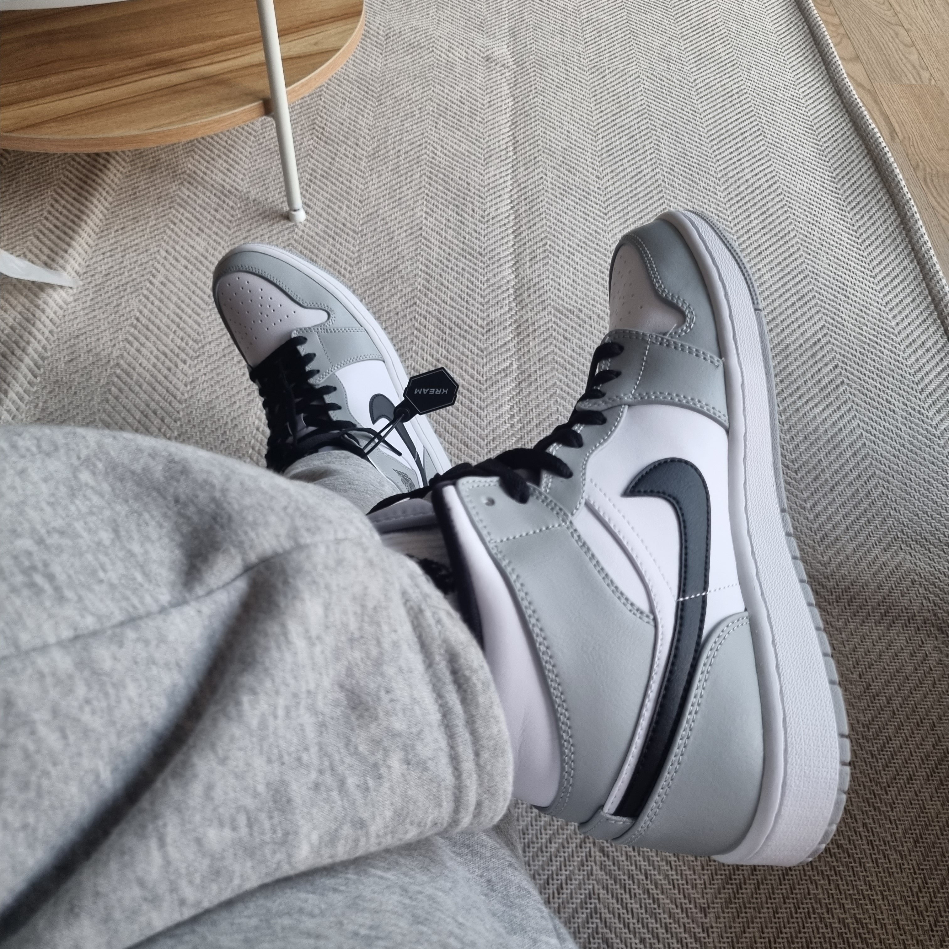 Jordan 1 Mid Light Smoke Grey 착용 스타일 - 1
