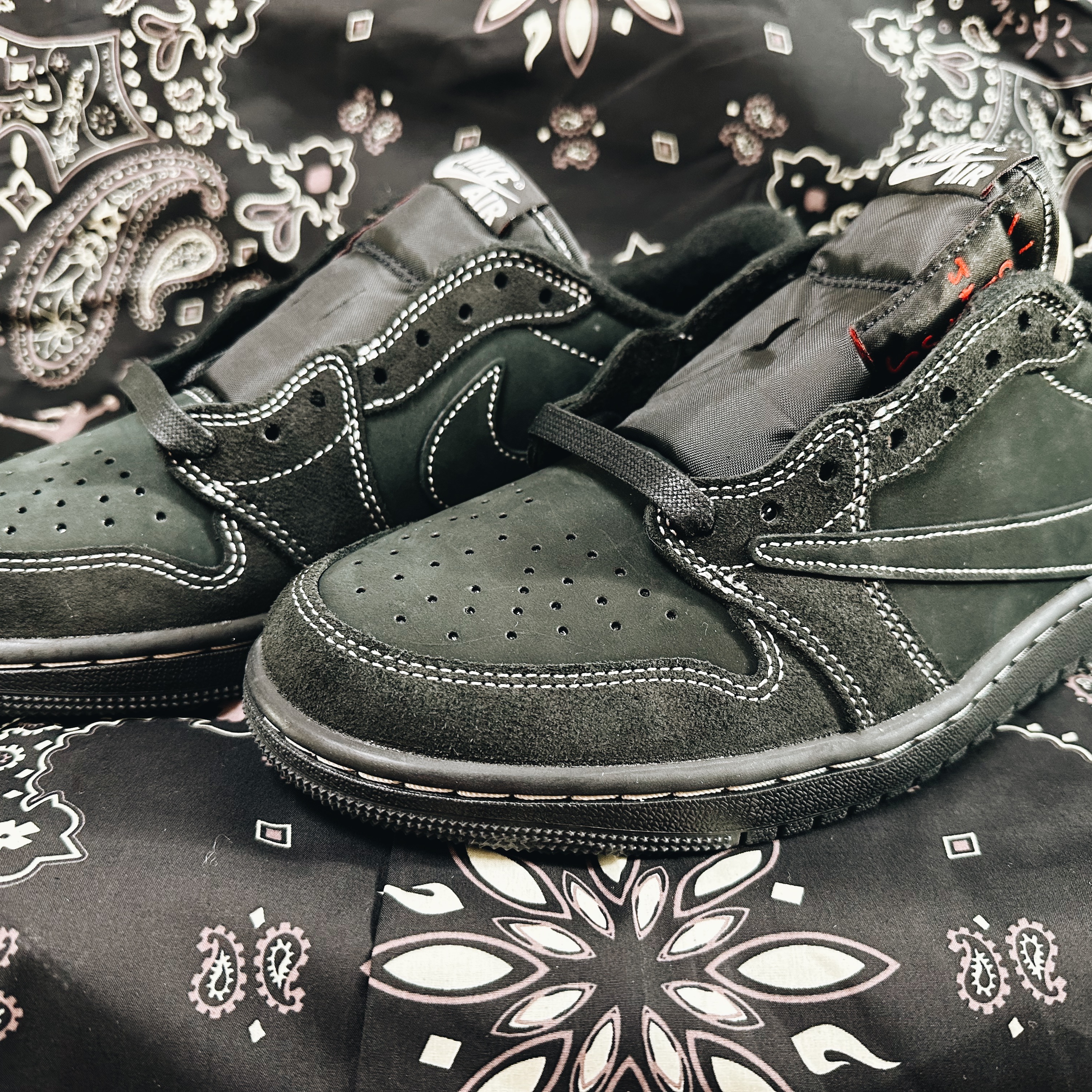 Jordan 1 x Travis Scott Retro Low OG SP Black Phantom 착용 스타일 - 1
