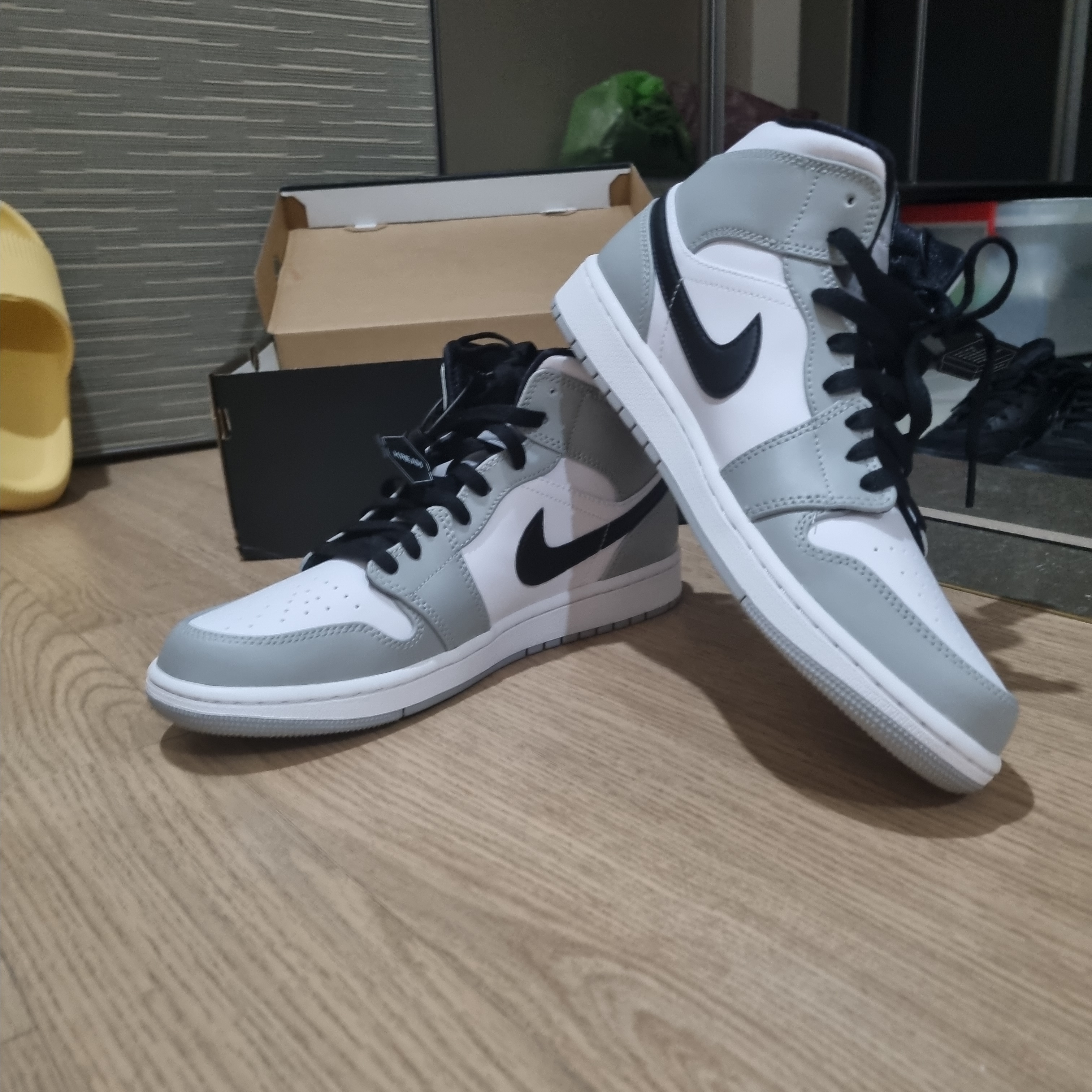 Jordan 1 Mid Light Smoke Grey 착용 스타일 - 2